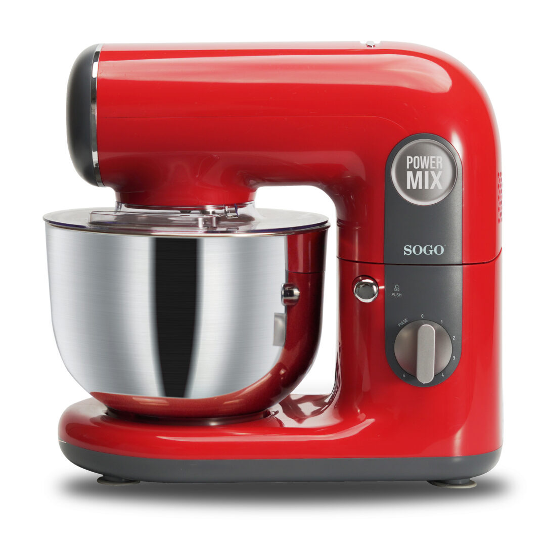 Una batidora de pie SOGO roja sobre fondo blanco. Tiene un cuenco de acero inoxidable, una base gris y un botón de encendido.