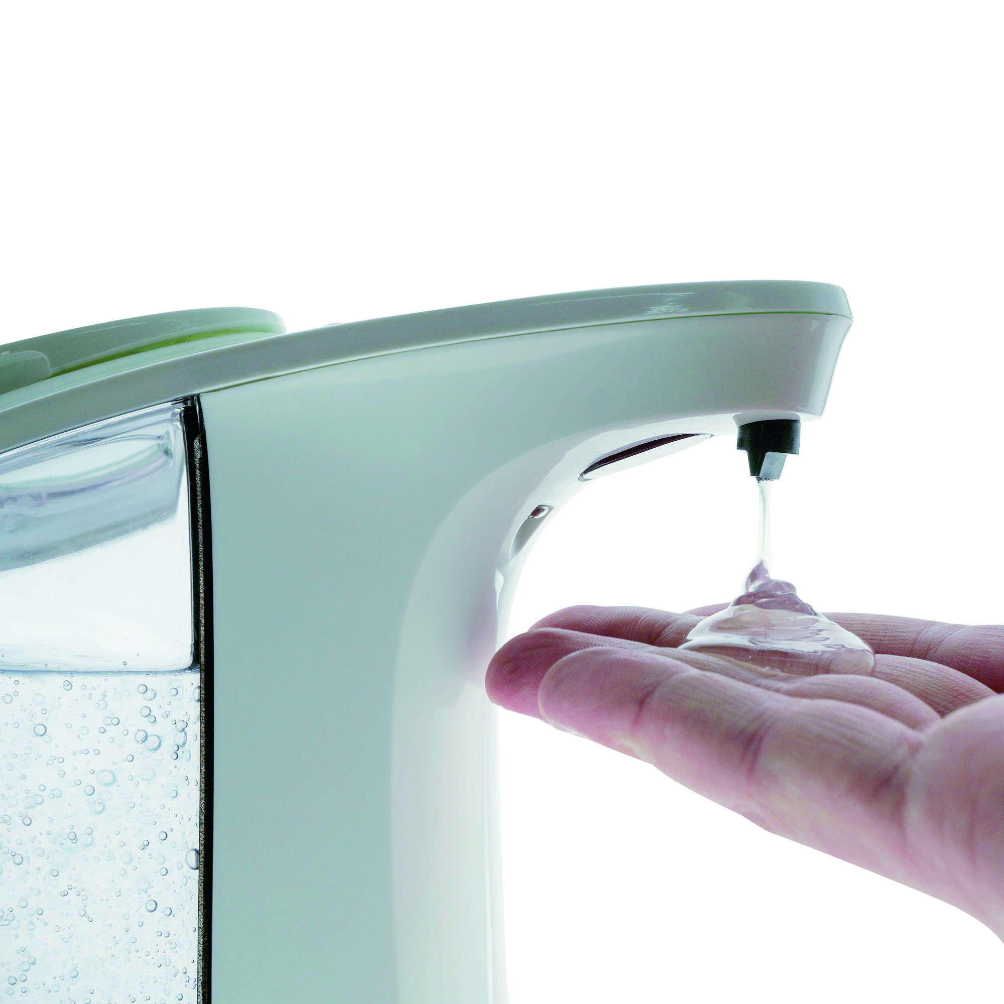 Una mano recibe jabón líquido de un dispensador automático blanco. El jabón es transparente y espeso.
