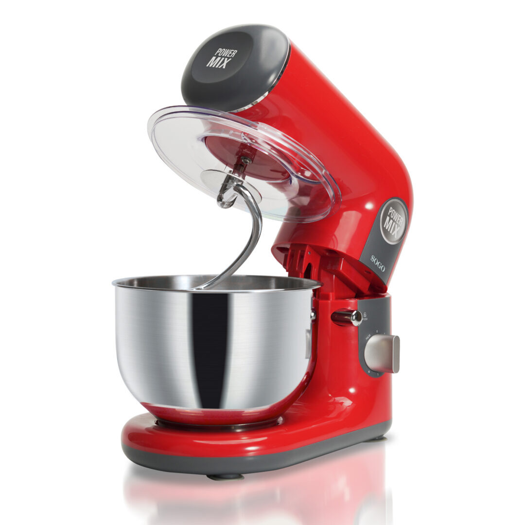 Una batidora de pie roja y plateada con un cuenco y un accesorio de gancho, lista para usar. La marca es SOGO.