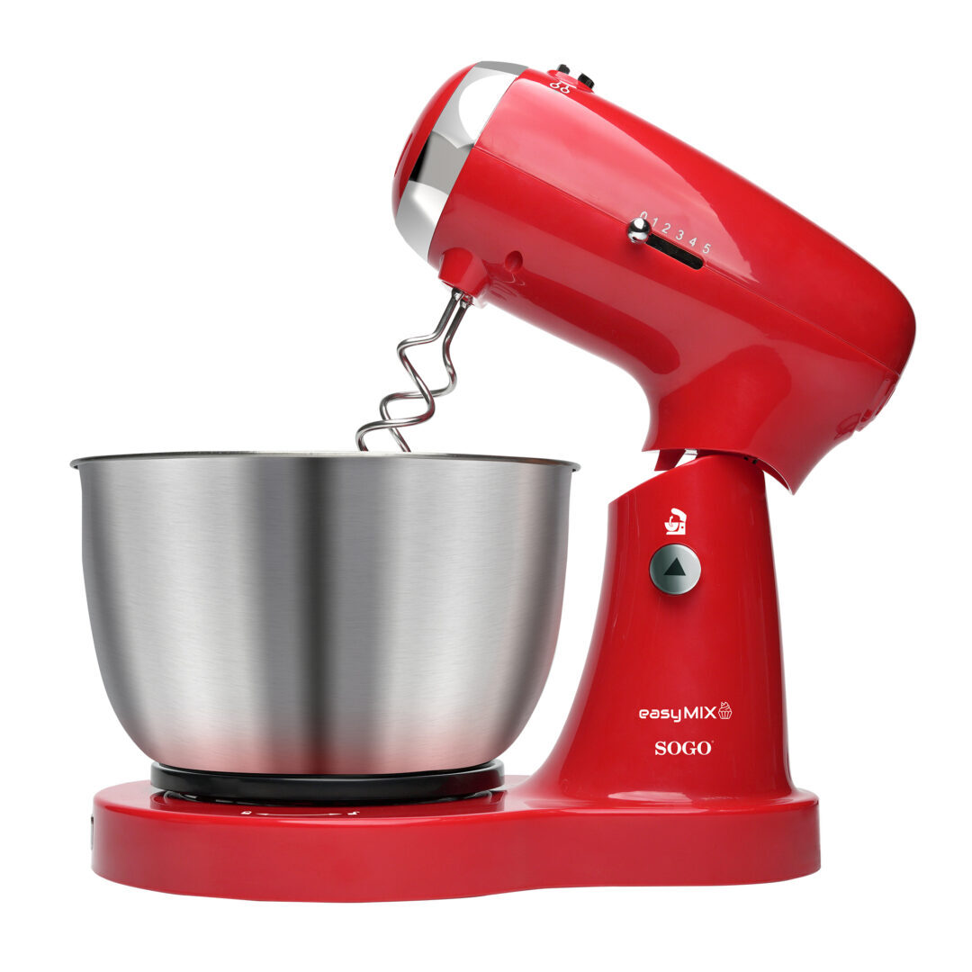 Una batidora de pie roja SOGO Easy Mix con un bol de acero inoxidable. La batidora tiene un batidor de plata y ajustes de velocidad.