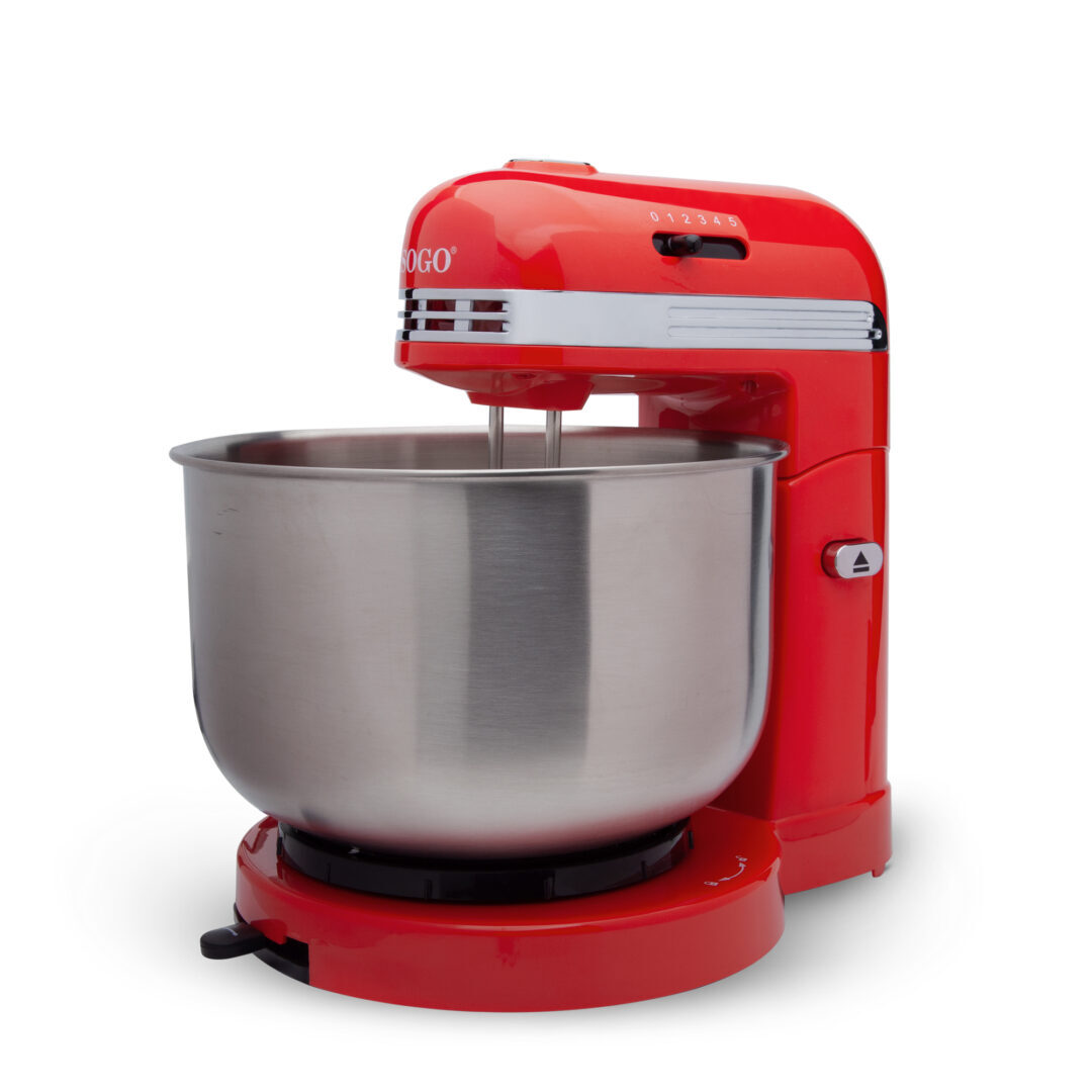 Un robot da cucina Sogo rosso con una ciotola in acciaio inossidabile. Il mixer è su sfondo bianco.