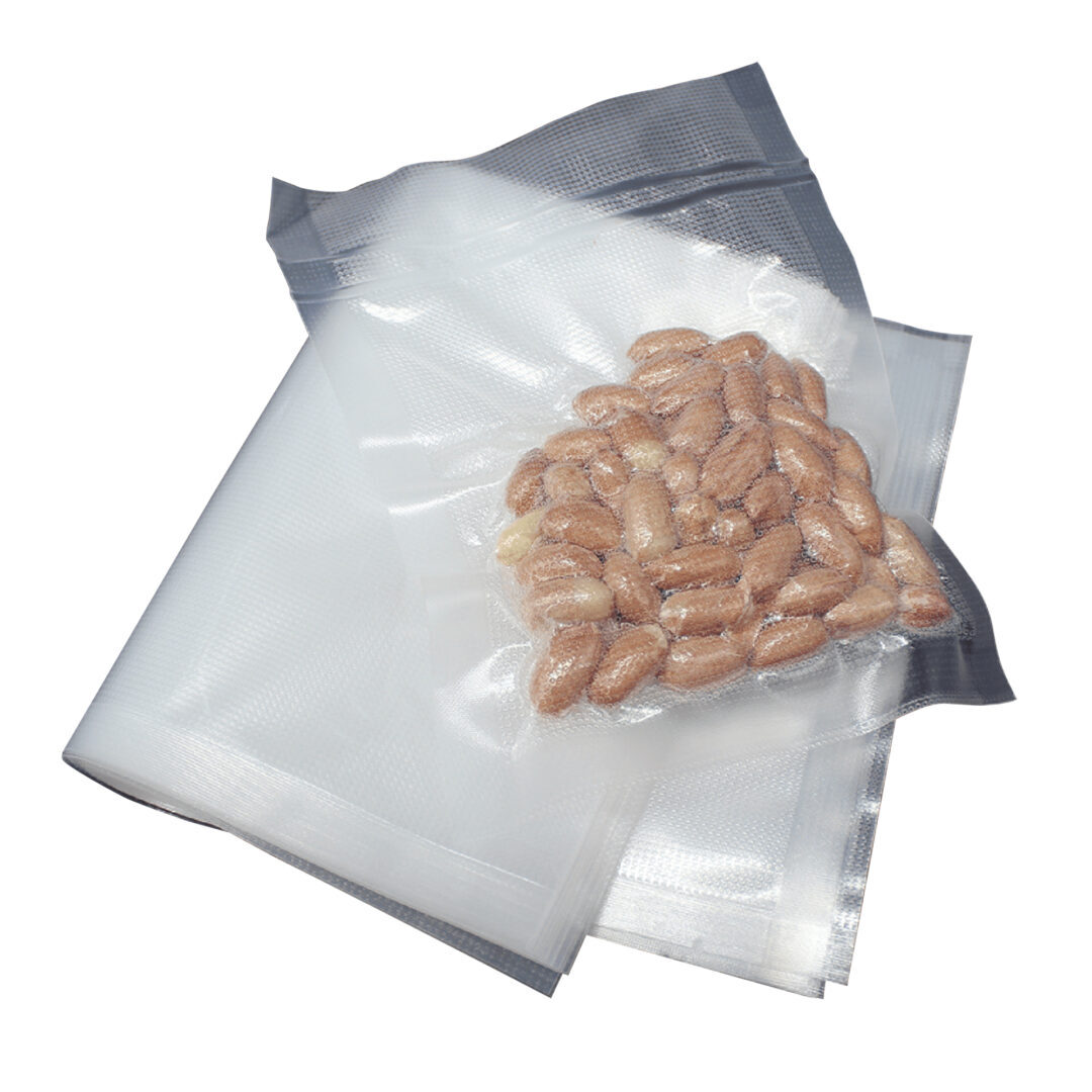 Bolsas de plástico transparentes selladas al vacío. Una bolsa contiene cacahuetes. Otras bolsas están vacías, apiladas sobre fondo blanco.