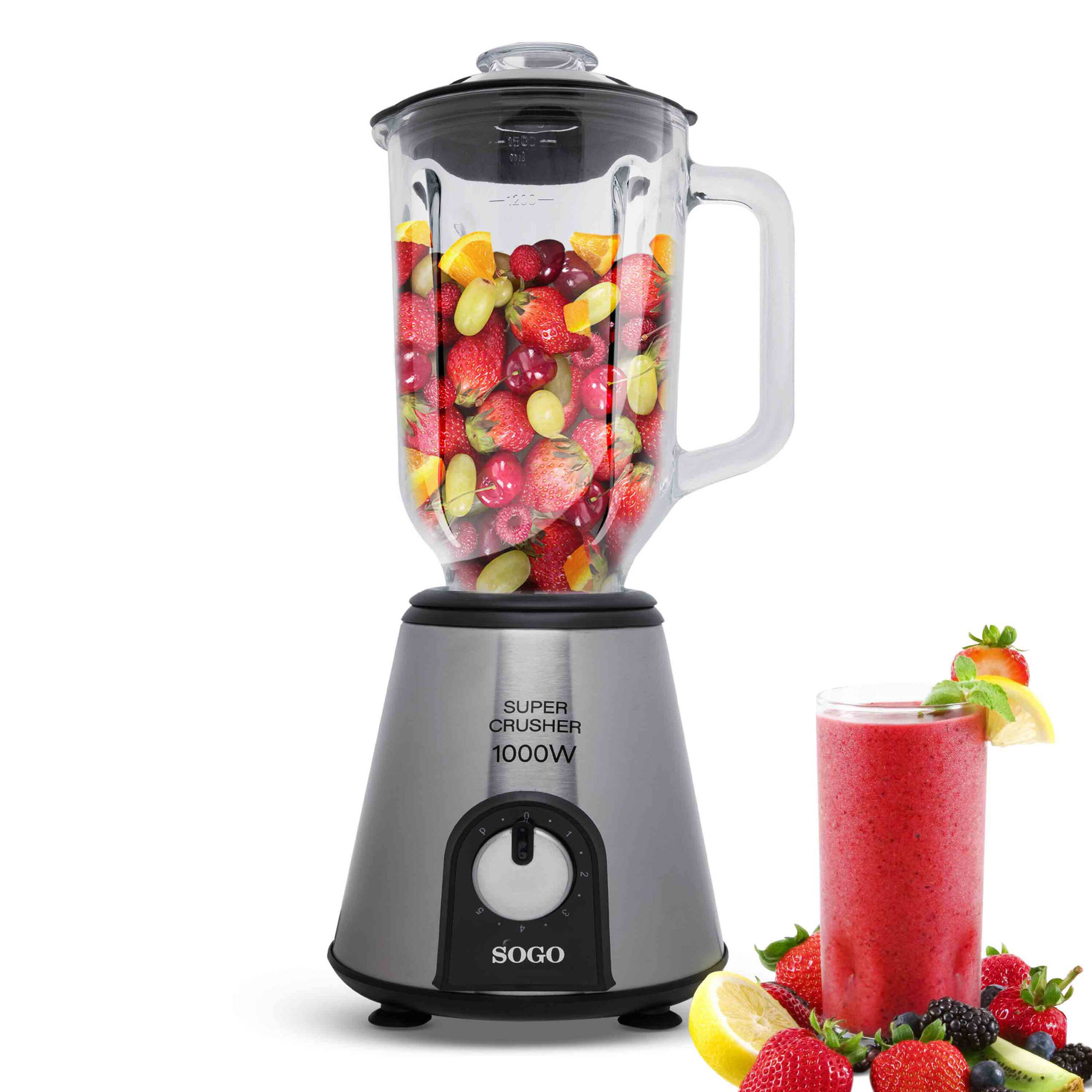 Una licuadora llena de frutas junto a un batido. Fresas, limón y kiwi esparcidos alrededor.