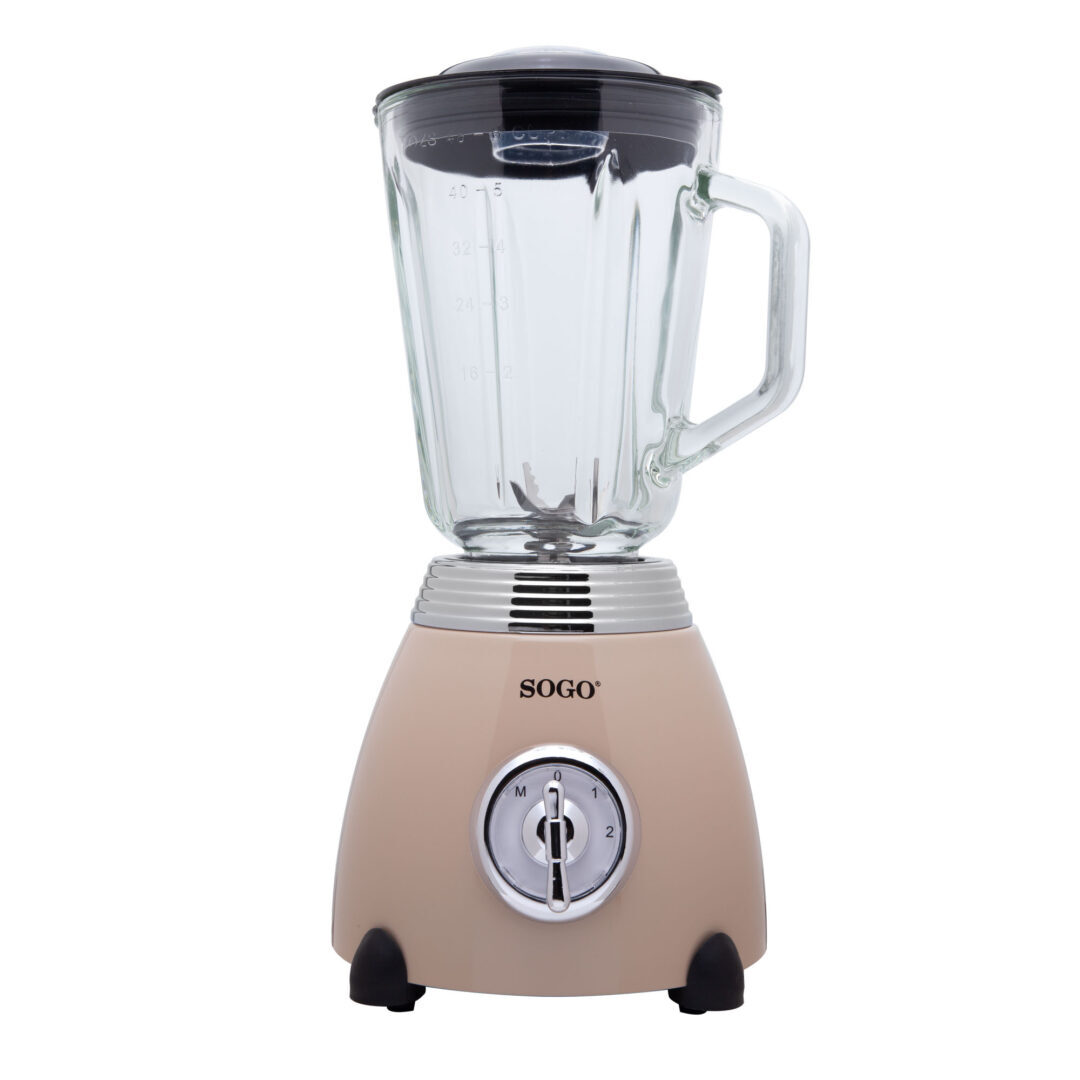 Ein beiger SOGO-Mixer mit einem Glasbehälter. Er hat einen schwarzen Deckel, einen Chromsockel und ein Steuerwahlrad. Der Mixer befindet sich auf weißem Hintergrund.