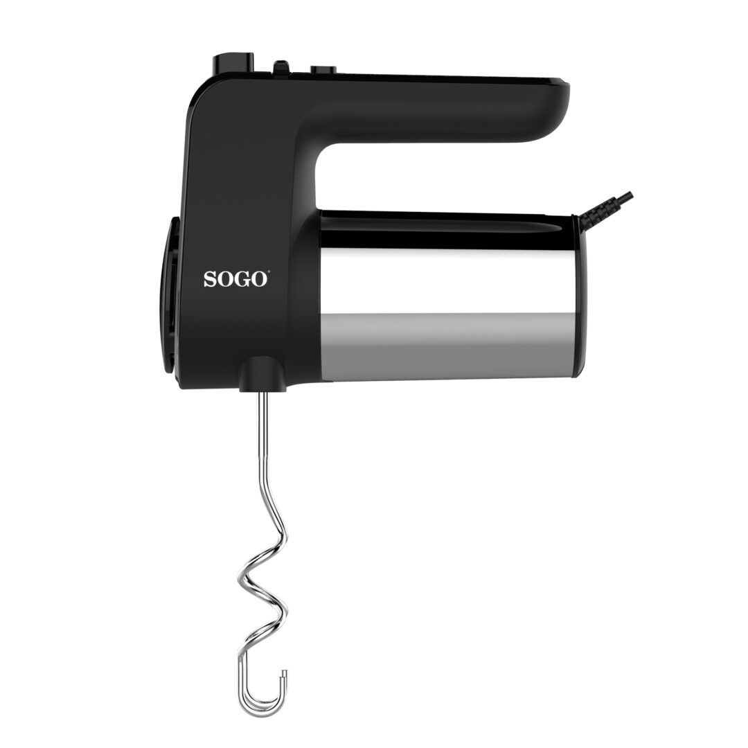 Una batidora de mano SOGO negra y plateada. Tiene un batidor adjunto. El cable es visible. El fondo es blanco.