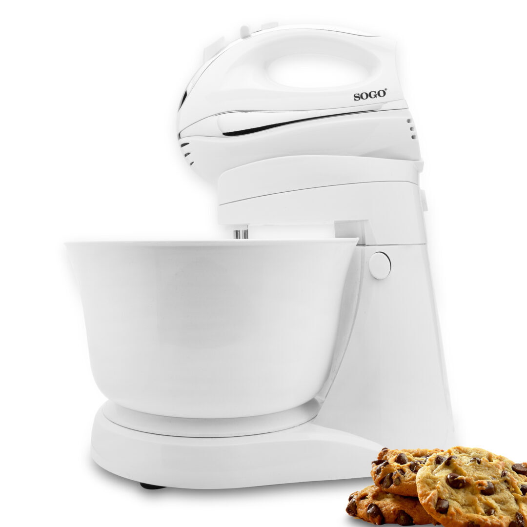 Una batidora de pie SOGO blanca con un cuenco, junto a una pila de galletas con chispas de chocolate, todo sobre un fondo blanco.