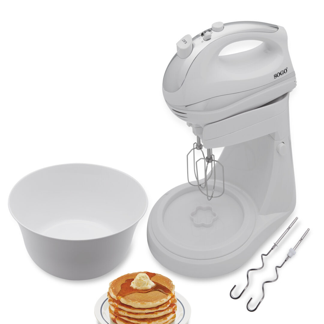 Una batidora de mano SOGO blanca con un cuenco y panqueques. Jarabe y mantequilla encima de los panqueques.
