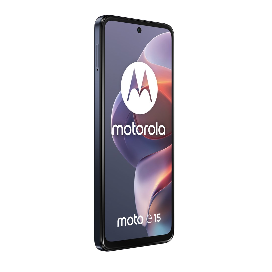 Uno smartphone Motorola Moto e15 su sfondo bianco. Lo schermo mostra il logo Motorola e il nome del modello.