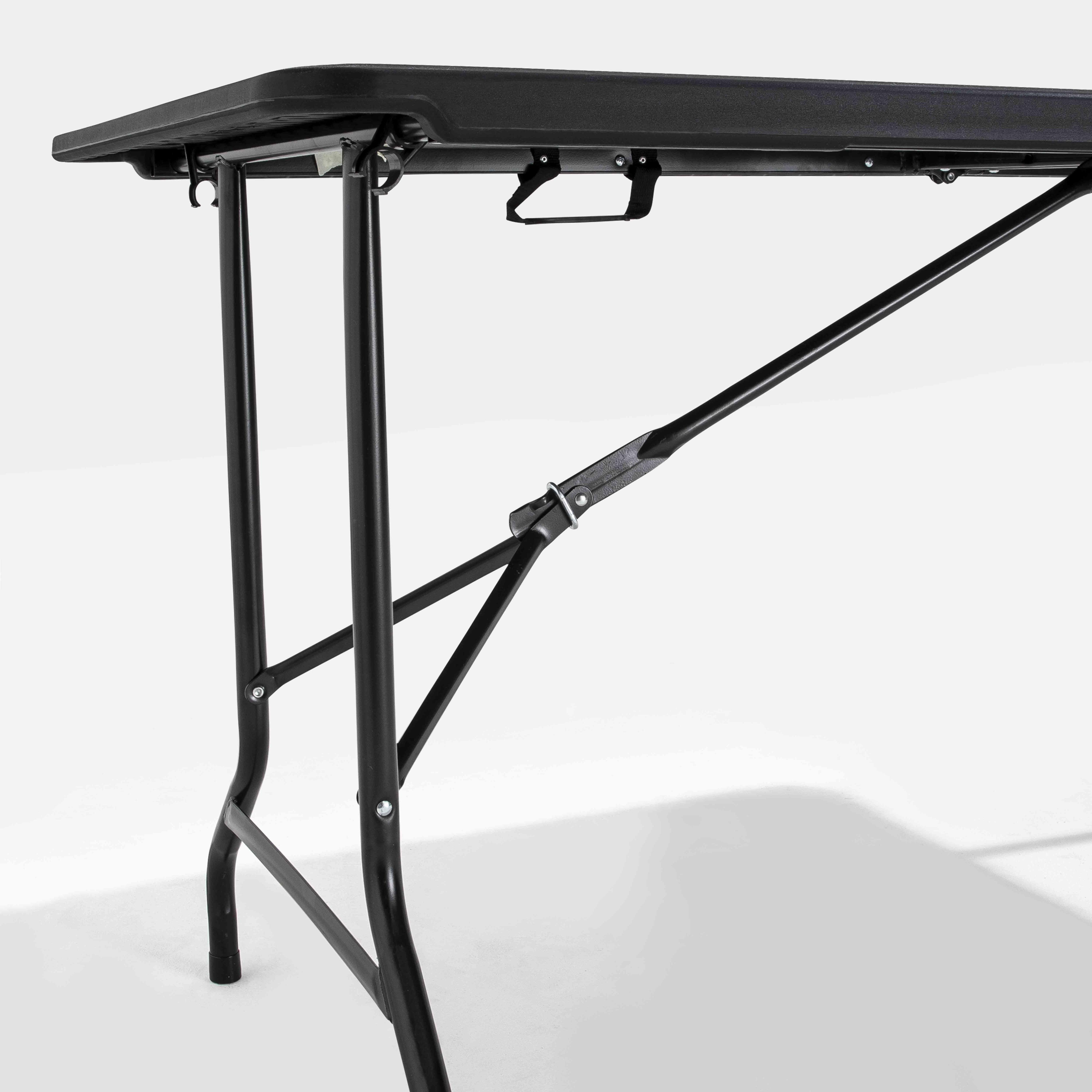 Schwarzer Klapptisch mit schwarzen Beinen. Der Tisch ist teilweise geöffnet, vor weißem Hintergrund mit Schatten.