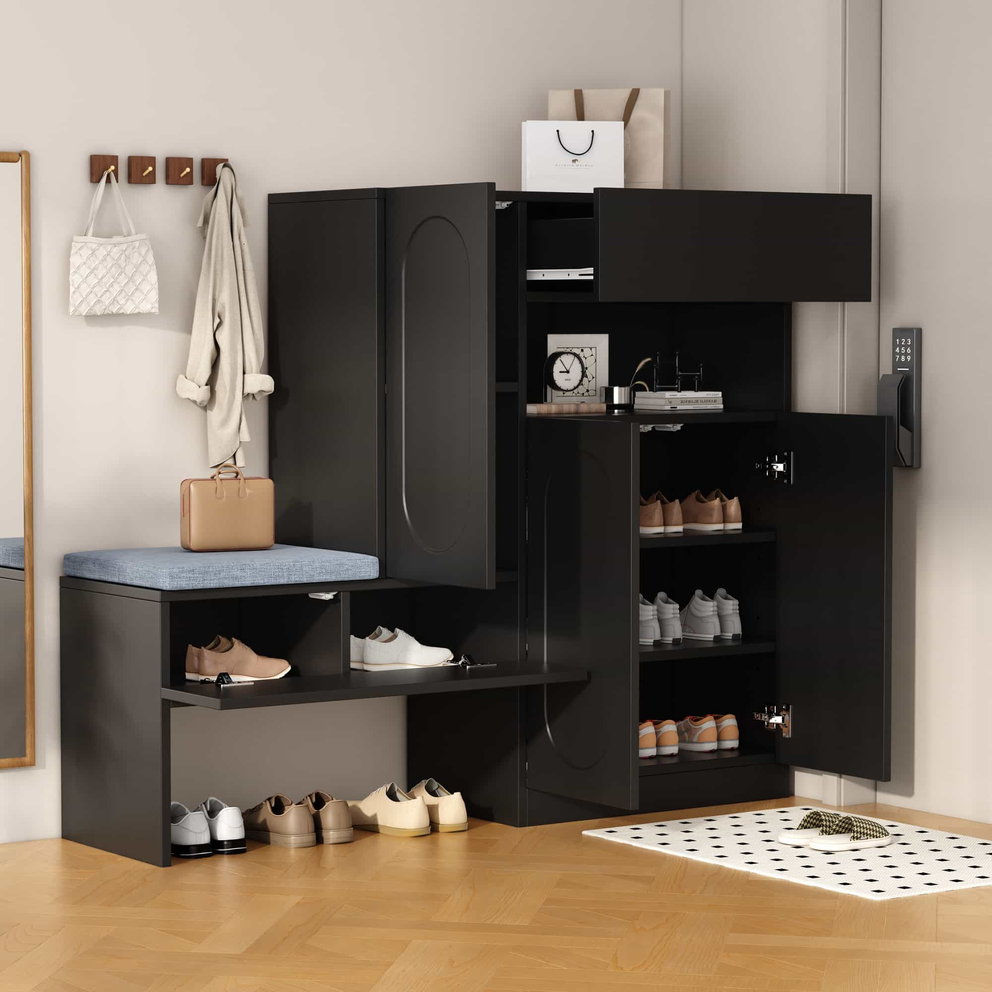 Ein schwarzer Schuhschrank mit offenen Türen, Schuhe darin. Eine Bank mit Kissen und Spiegel links.