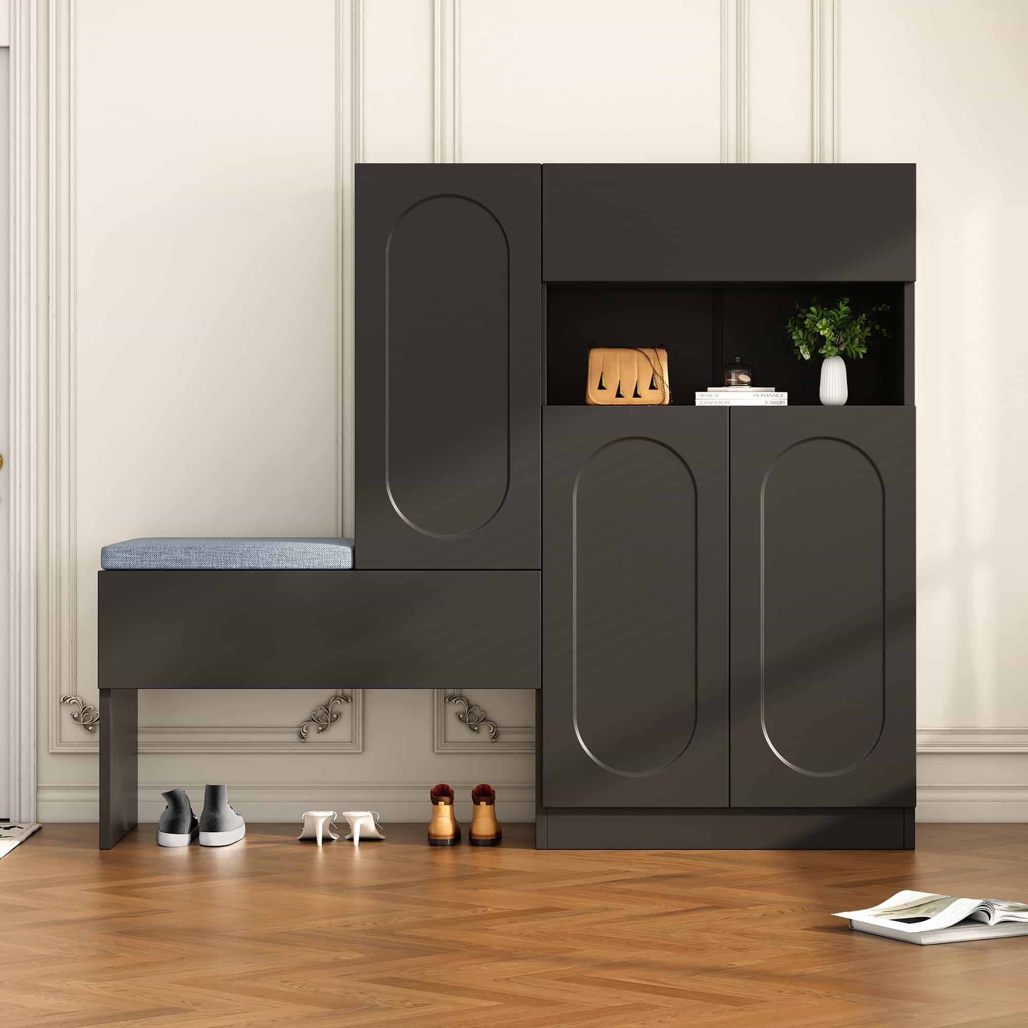 Ein schwarzer Schuhschrank mit einer Bank. Schuhe und ein Buch liegen auf dem Holzboden. Eine Handtasche und eine Pflanze stehen auf den Regalen.
