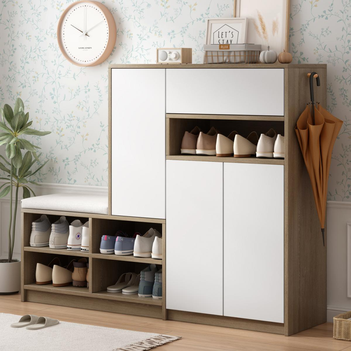 Schuhschrank mit Schuhen, Uhr, Regenschirm und Bank. Schuhe sind in den Regalen sichtbar. Der Hintergrund hat Blumentapeten.