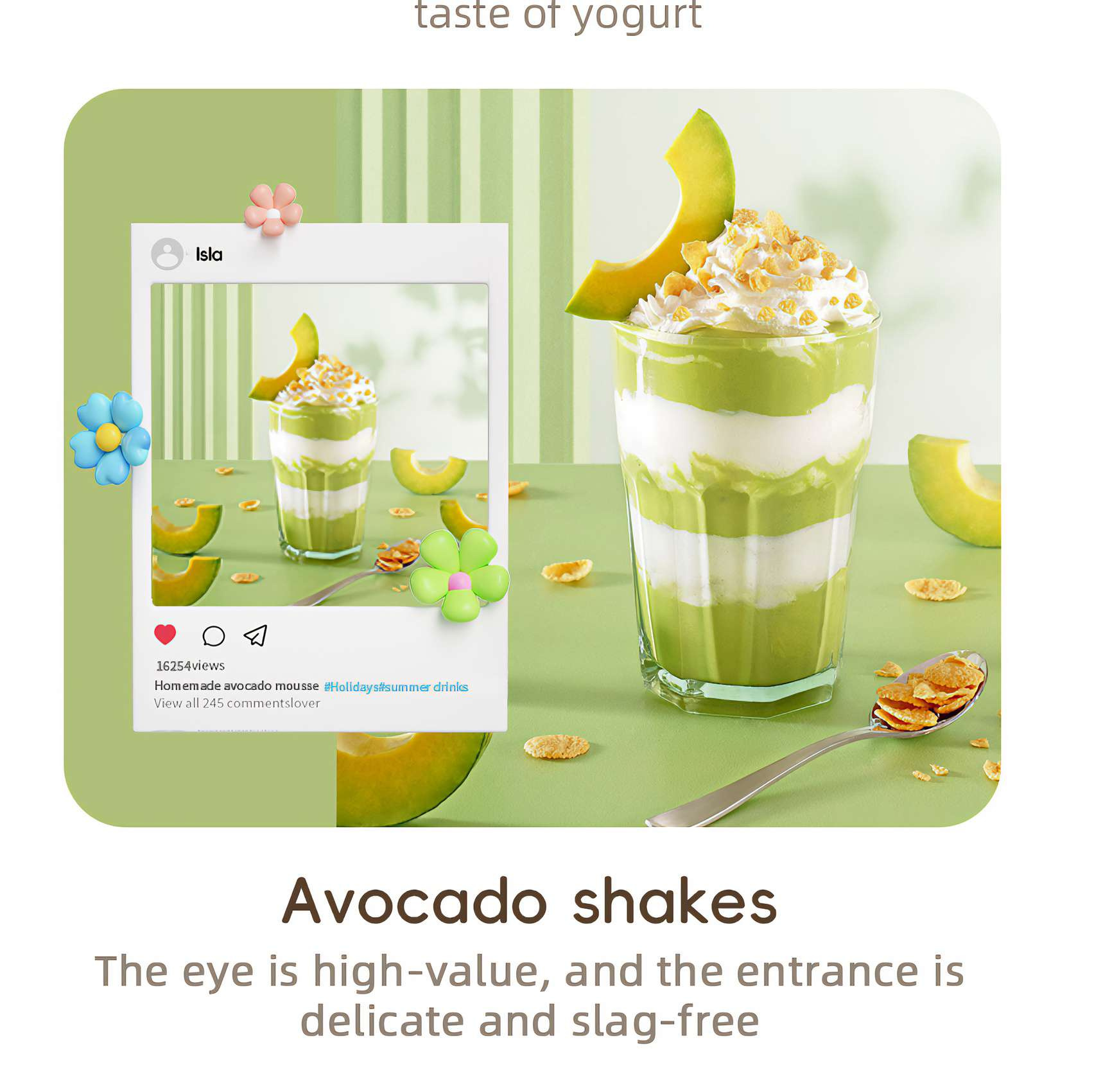 Ein geschichteter Avocado-Shake mit Belag, umgeben von Avocadoscheiben und Blumen, auf grünem Hintergrund.