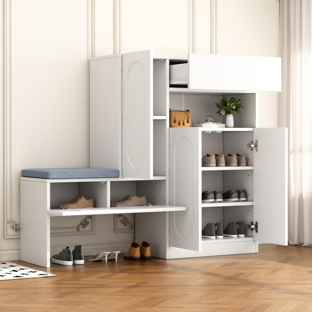 Ein weißer Schuhschrank mit offener Tür, Schuhe auf Regalen. Oben ein blaues Kissen. Schuhe stehen vor dem Schrank.