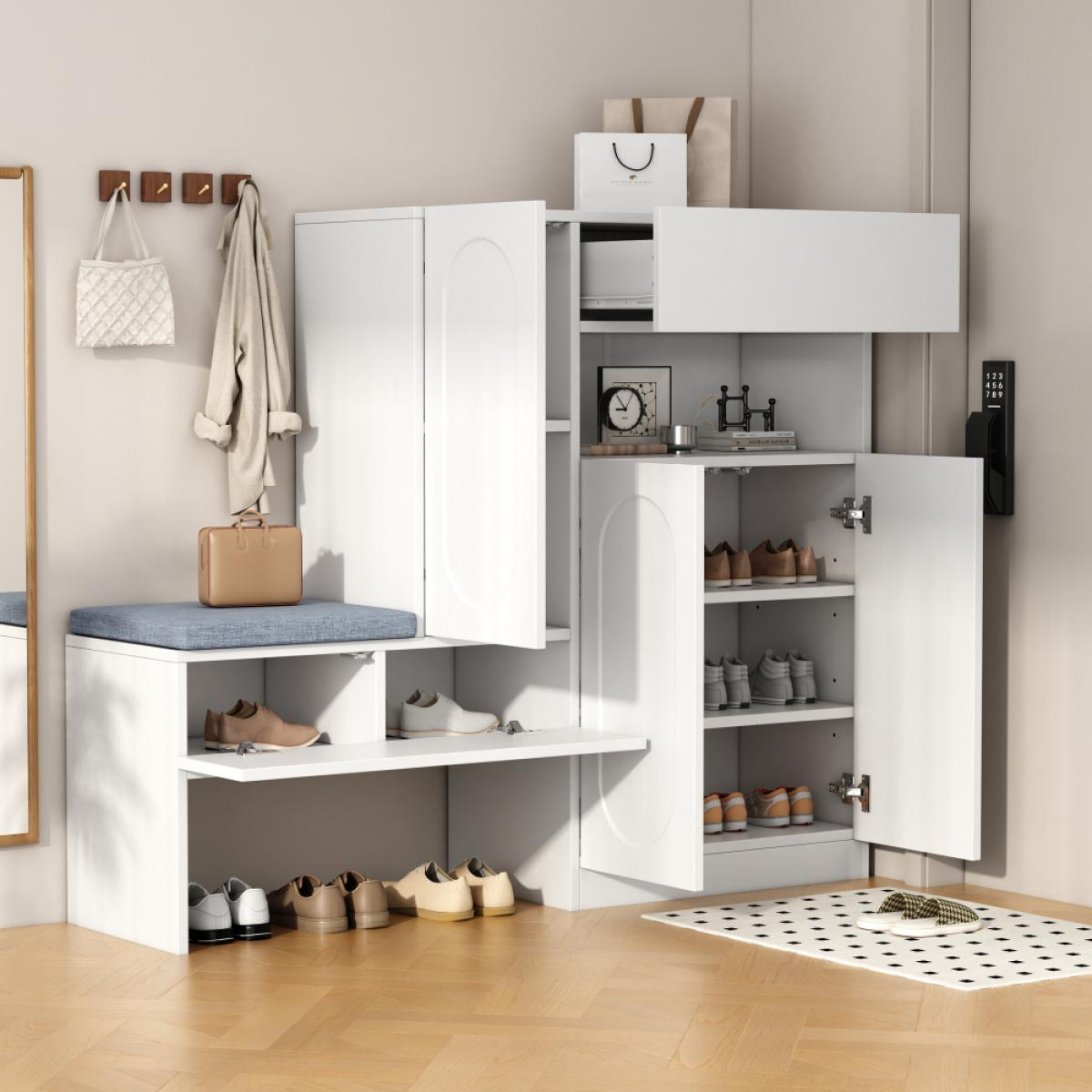 Ein weißer Schuhschrank mit offenen Türen, die Schuhe zeigen. Eine Bank mit blauem Kissen und Spiegel links. Garderobe an der Wand.