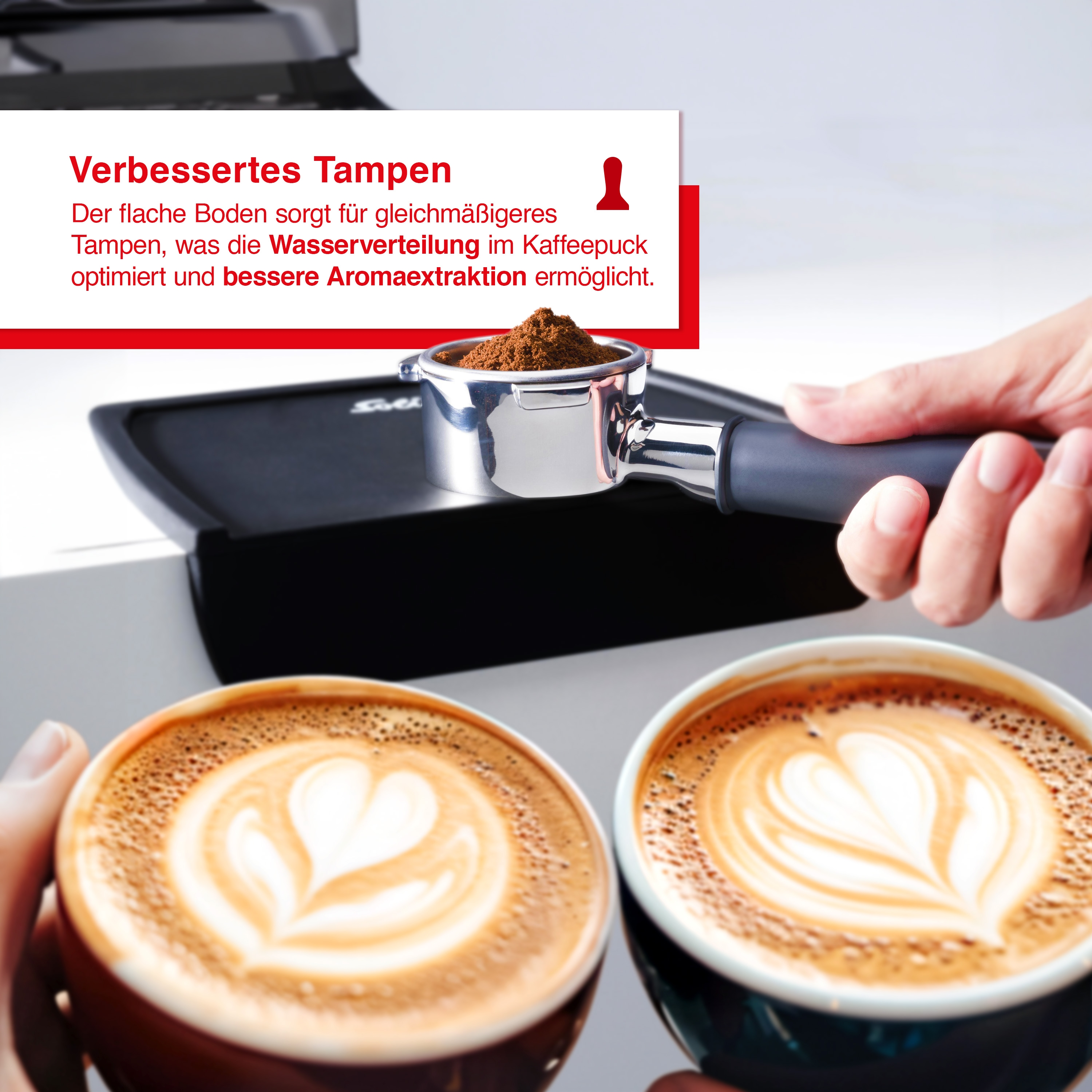 Hände halten Kaffeetassen mit Latte Art. Ein Siebträger mit Kaffeepulver wird über einer schwarzen Oberfläche gehalten.