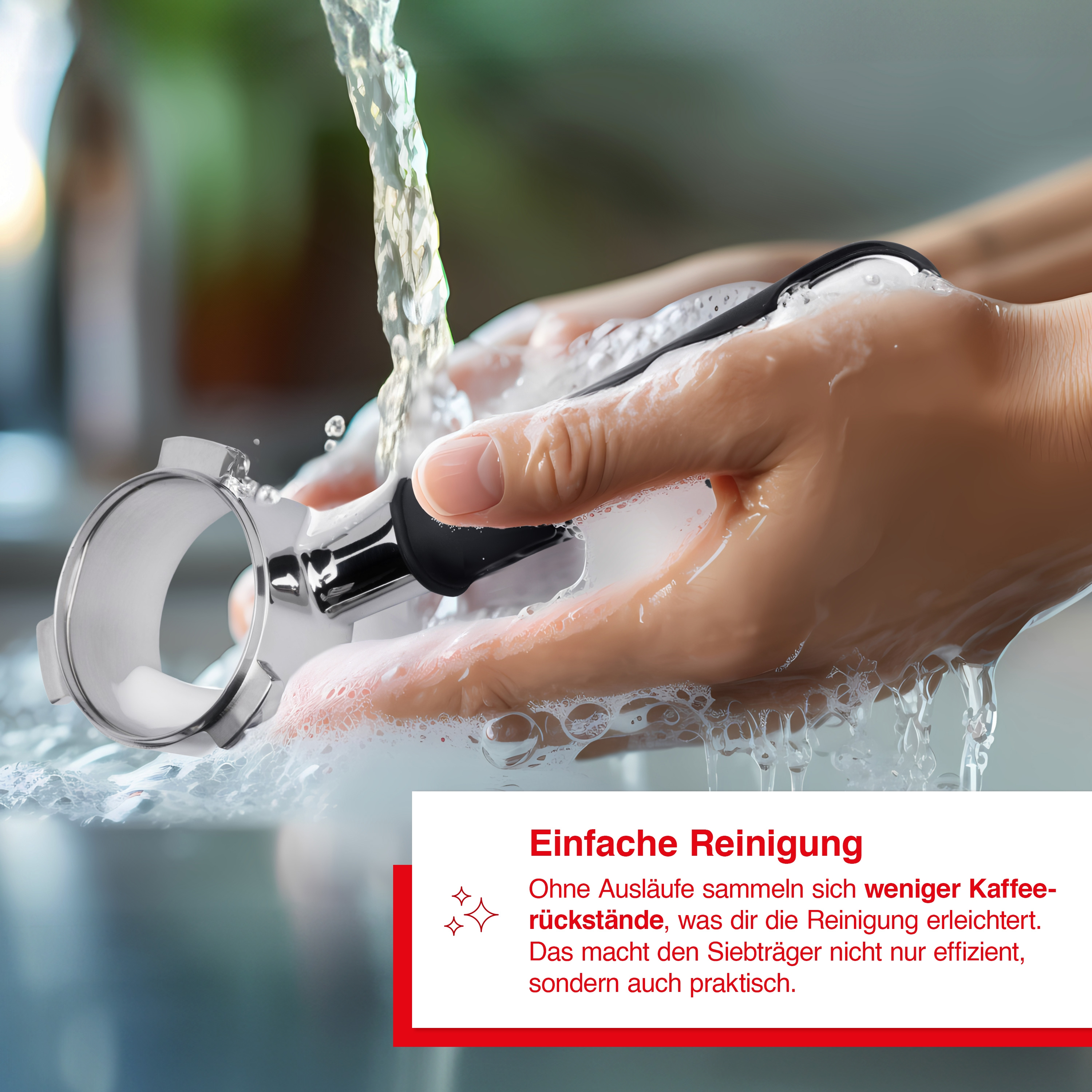 Hände waschen eine Kaffeemaschinenkomponente unter fließendem Wasser mit Seife. Die Szene ist hell und sauber.