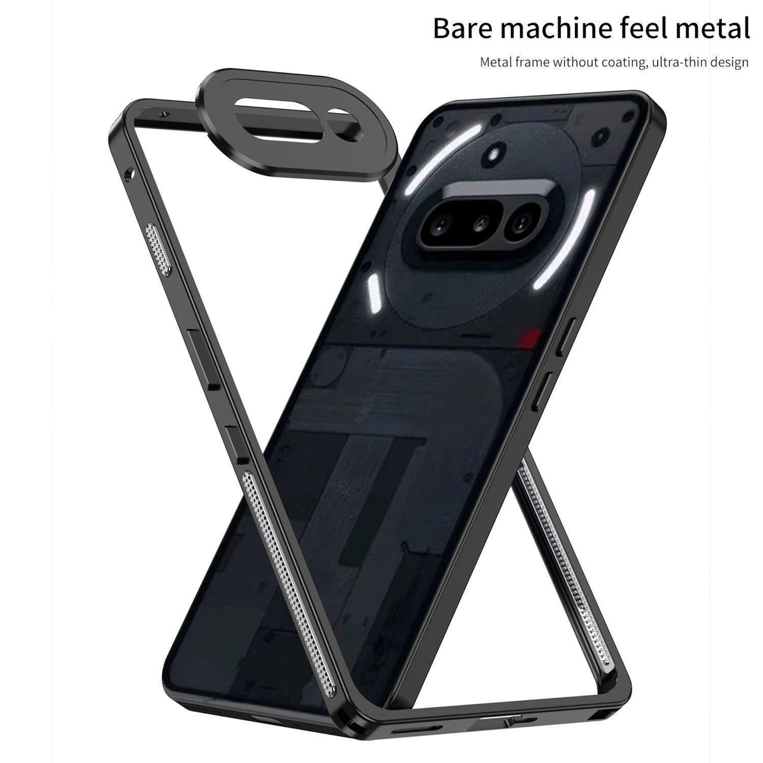 Schwarze Handyhülle mit Metallrahmen. Das Telefon im Inneren hat eine Dreifachkamera. Ultradünnes Design.
