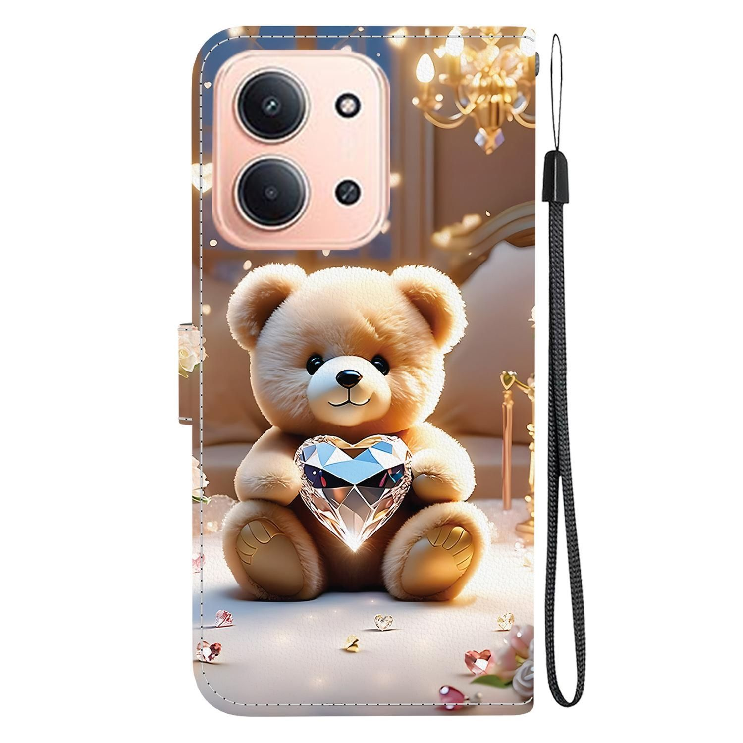 Eine Handyhülle mit einem Teddybären, der einen herzförmigen Diamanten hält. Im Hintergrund ist ein Raum mit Kronleuchter und einem Gurt.