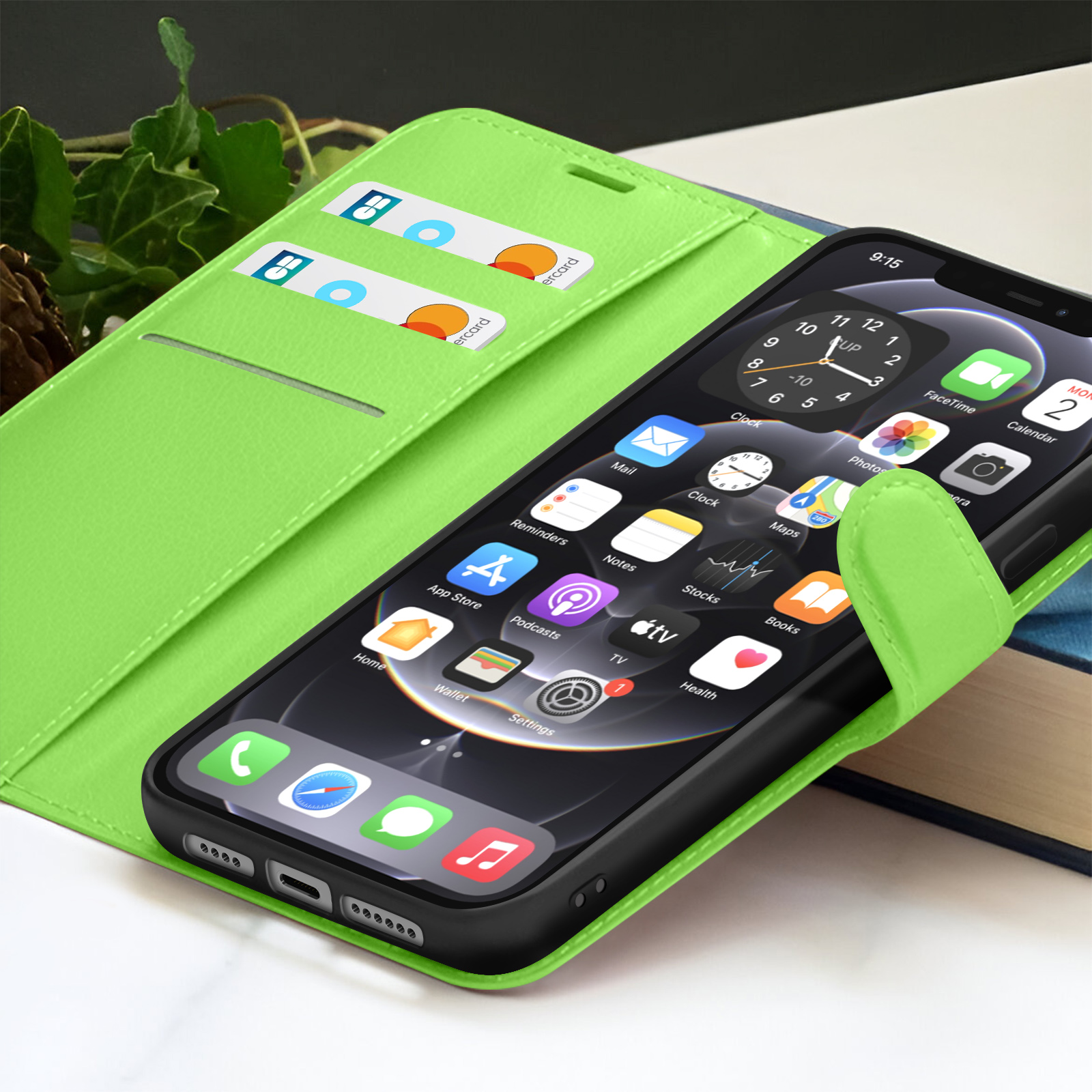 Étui de téléphone vert avec smartphone affichant des applications. Cartes de crédit dans l'étui. L'horloge indique 9h15.