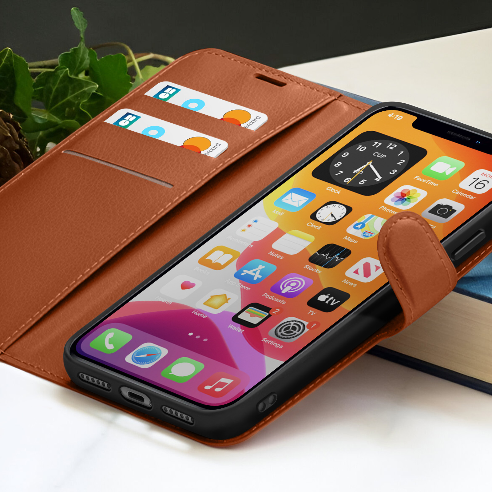 Un téléphone dans un étui en cuir marron affiche l'écran d'accueil. Cartes de crédit dans une poche.