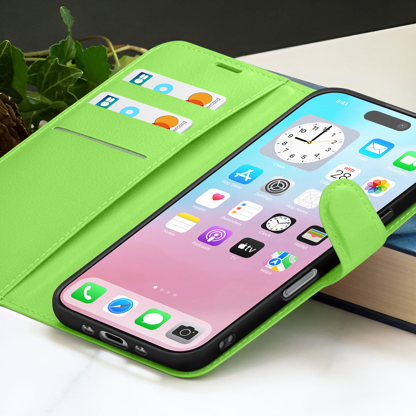 Un iPhone in una custodia a portafoglio verde lime, con carte di credito visibili. Lo schermo mostra app e l'ora è 9:41.