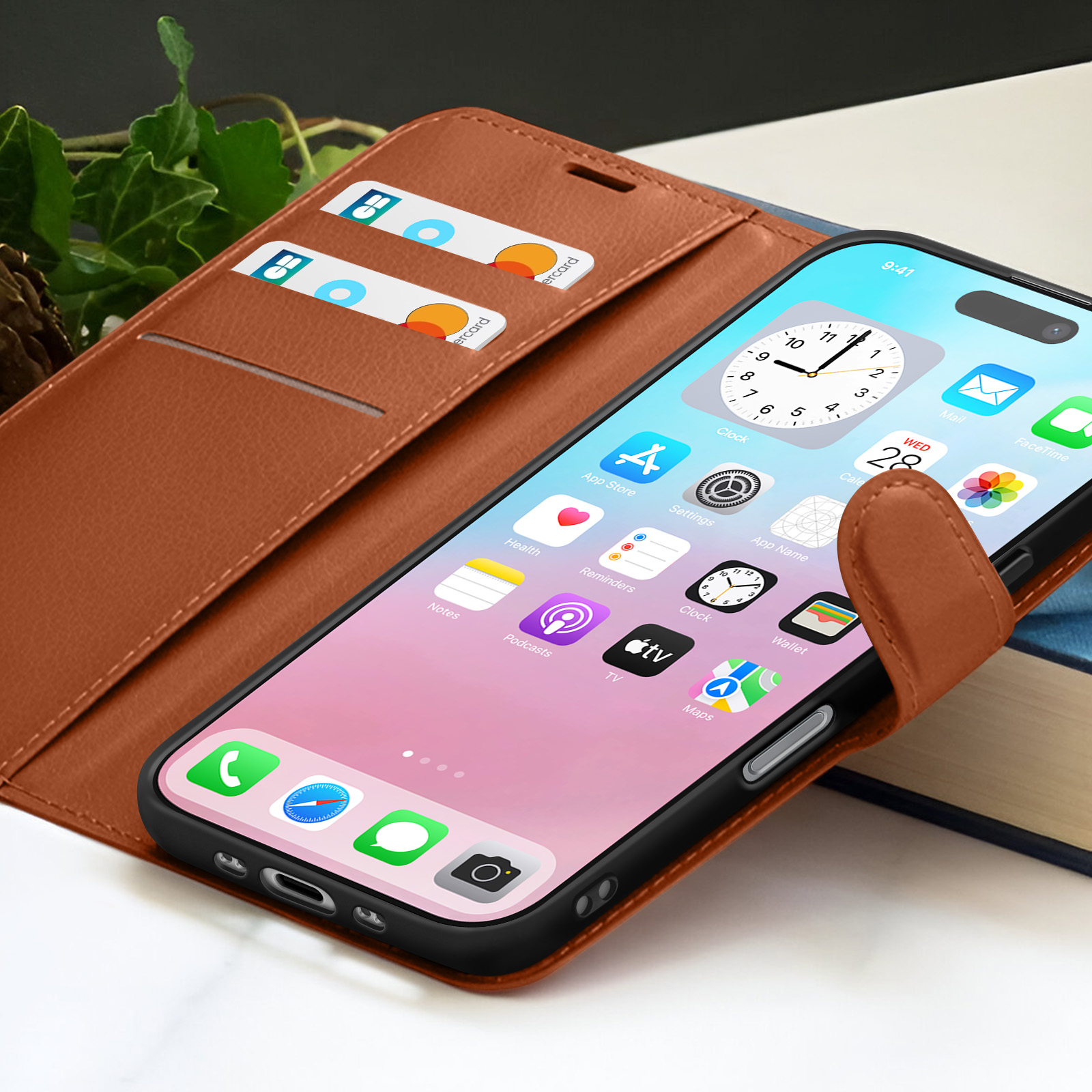 Smartphone avec applications dans un étui en cuir marron, cartes de crédit visibles. Écran rose. App horloge ouverte.