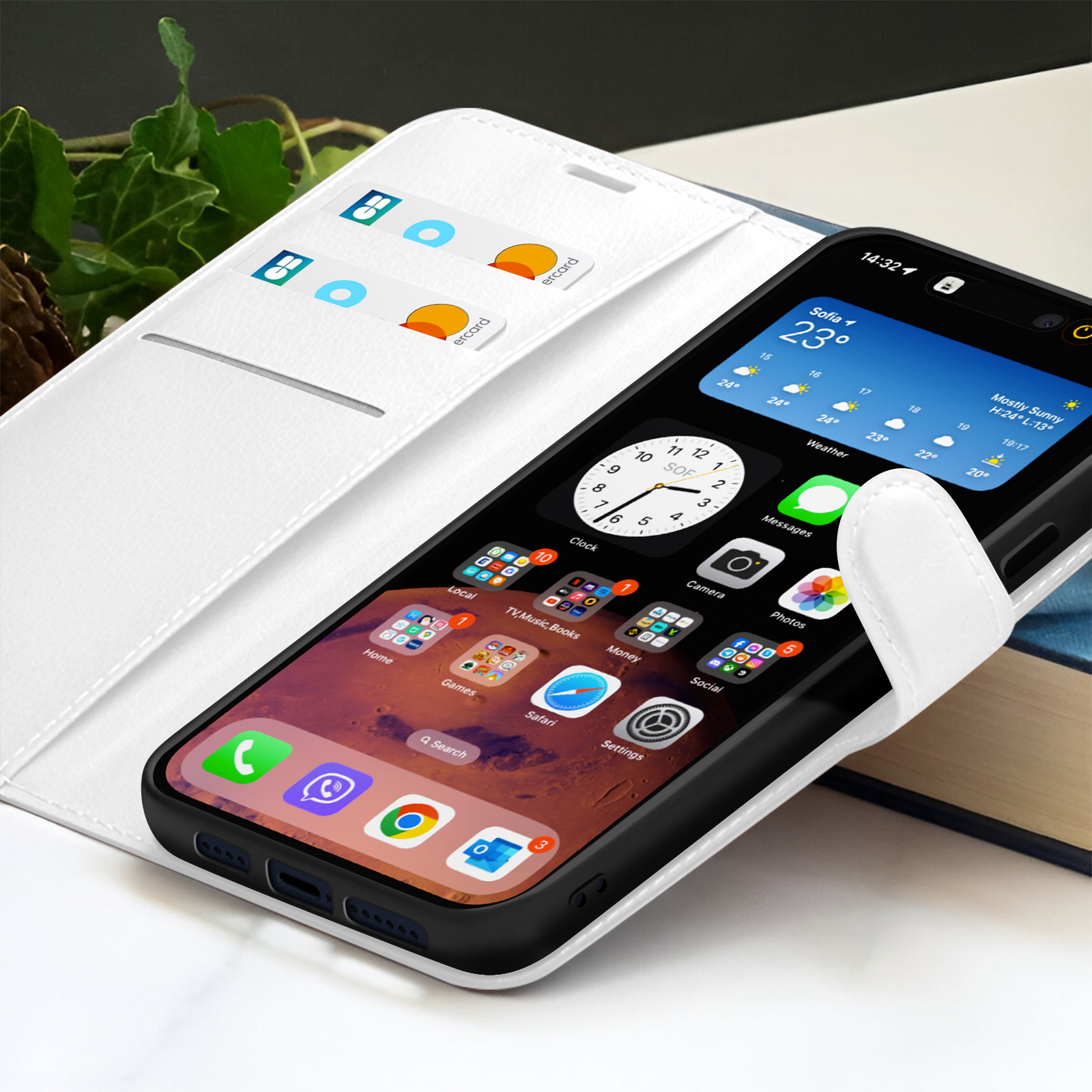 Un smartphone avec une application météo affichant 23 degrés à Sofia. Il est dans un étui portefeuille blanc, avec des cartes de crédit.