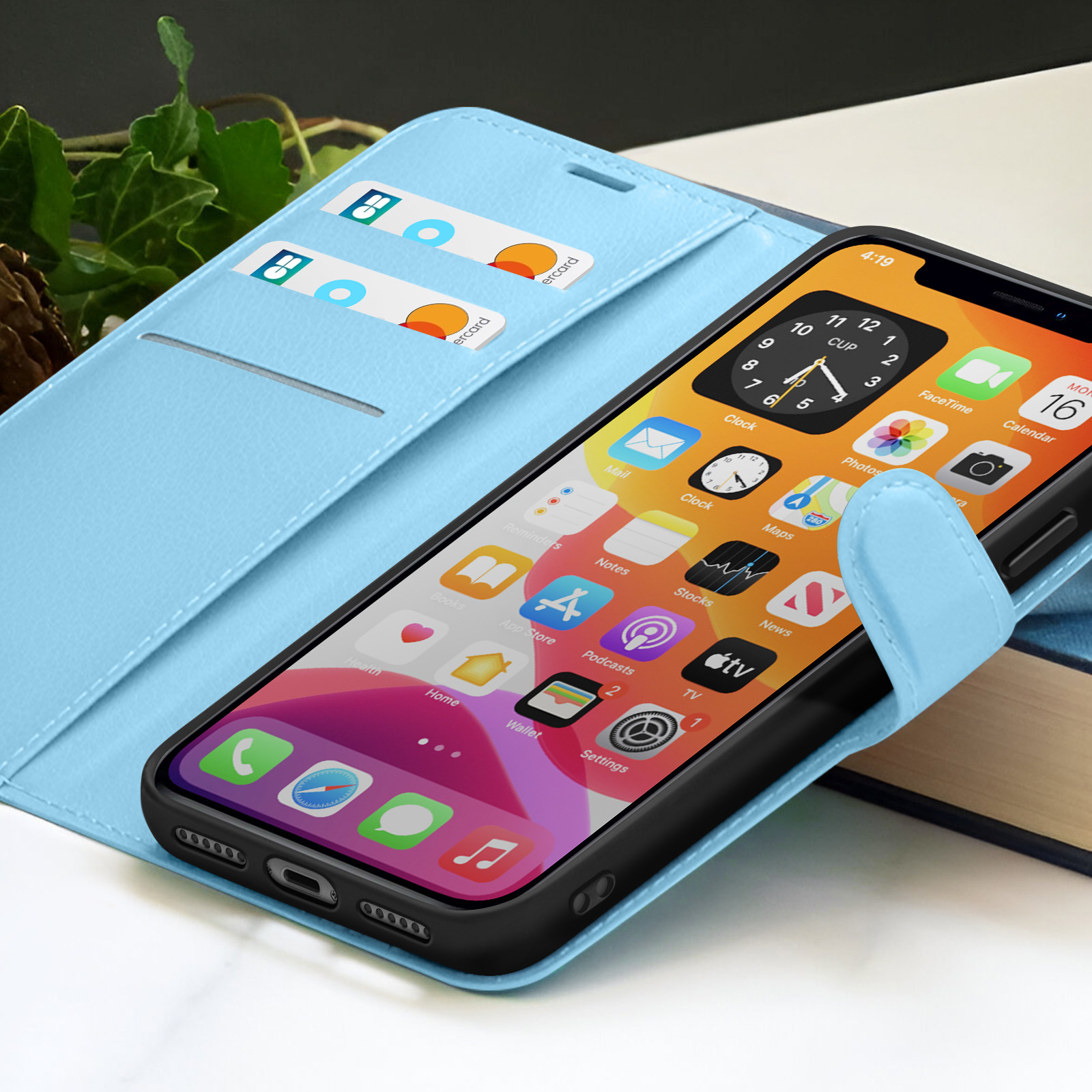 Een iPhone in een blauwe portemonneehoes is open en toont app-iconen. Er zitten creditcards in de hoes.