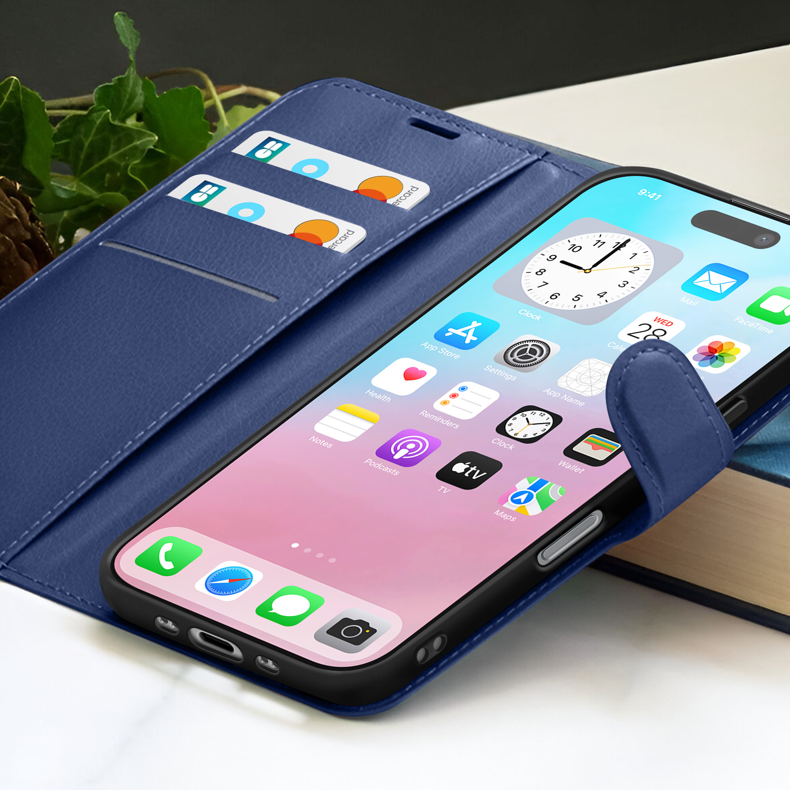 Un iPhone in una custodia in pelle blu. Lo schermo mostra icone di app e un orologio. Ci sono carte di credito nella custodia.