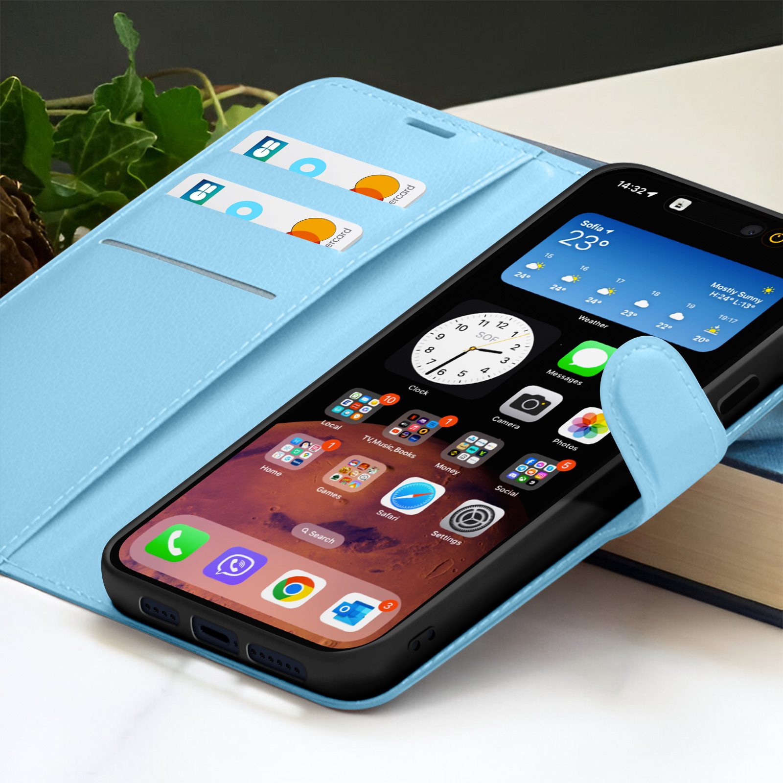 Uno smartphone in una custodia azzurra mostra app e previsioni meteo. Le carte di credito sono negli slot della custodia.