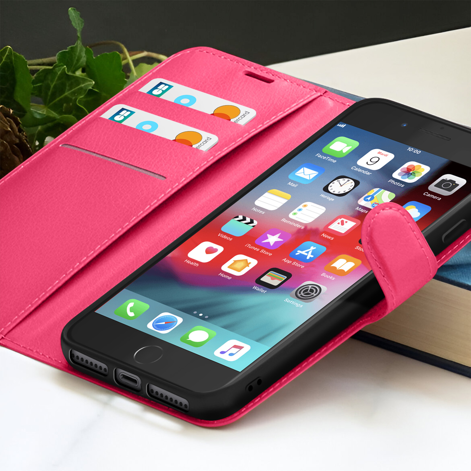 Uno smartphone in una custodia rosa. Carte di credito in uno slot. Schermo con icone.