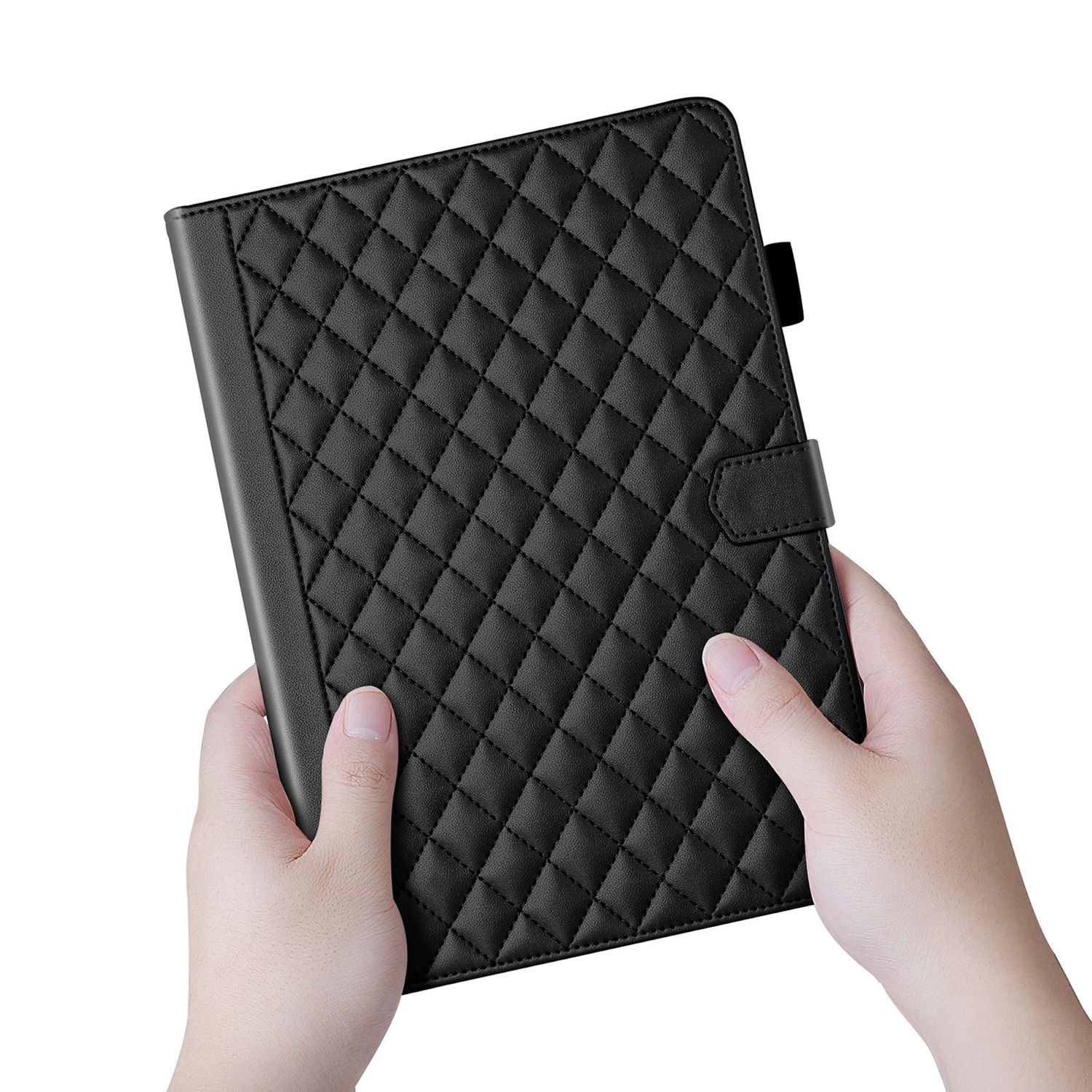 Hände halten eine schwarze, gesteppte Tablet-Hülle mit Verschluss und Lasche. Die Hülle hat ein Rautenmuster und befindet sich auf weißem Hintergrund.