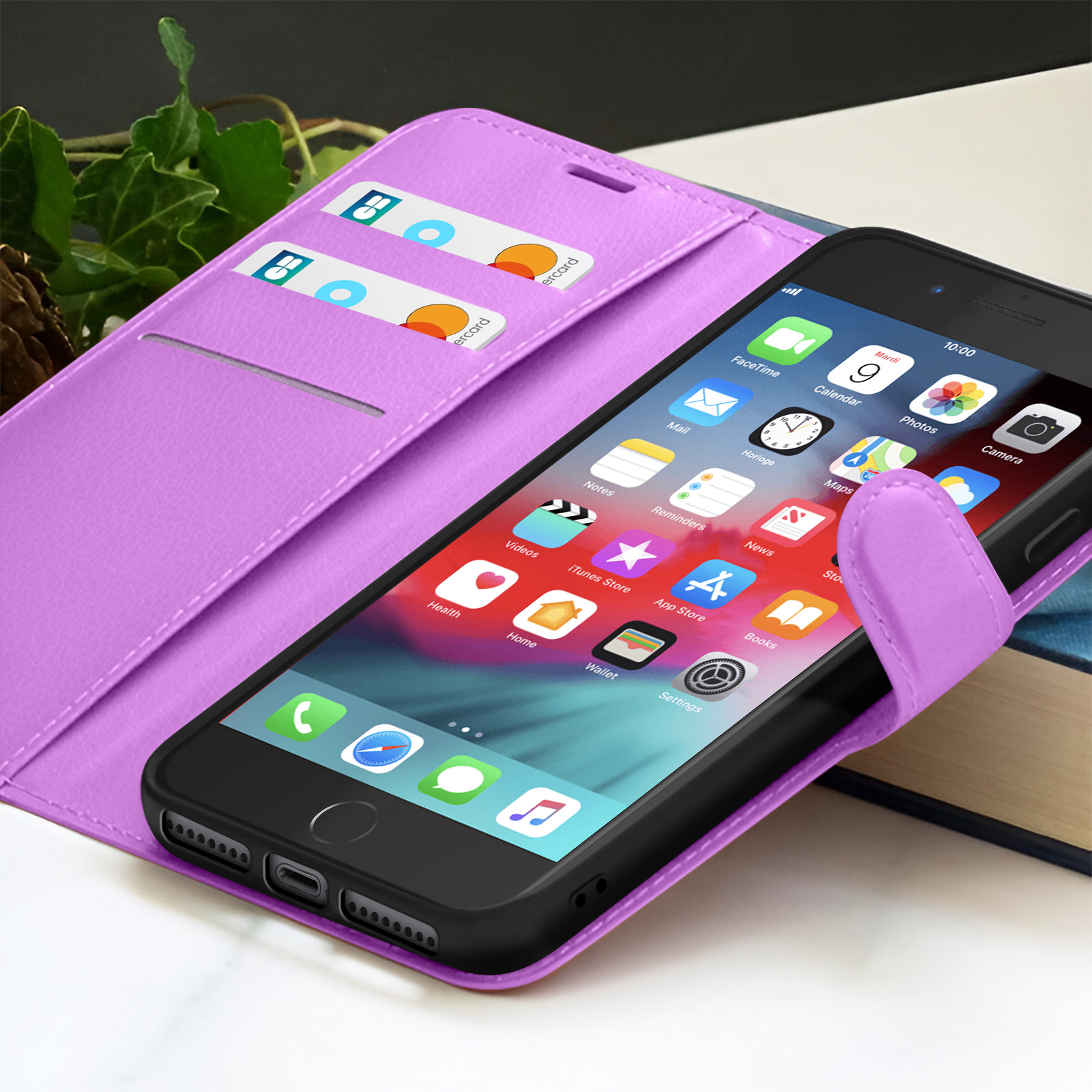 Un iPhone dans un étui violet avec des cartes. L'écran affiche des icônes d'applications. L'étui est ouvert, révélant le téléphone et les cartes.