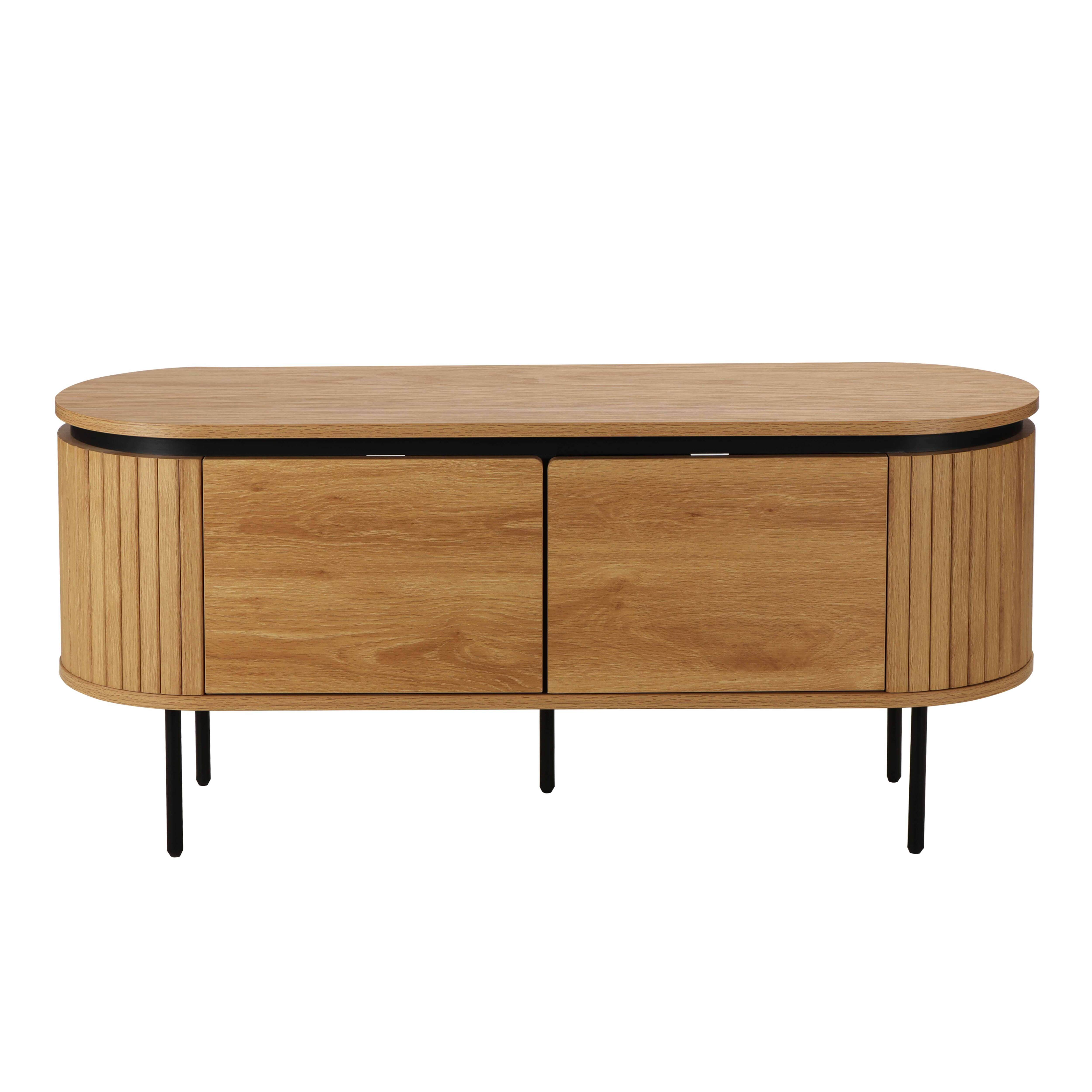 Ein Holzschrank mit zwei Türen und schwarzen Beinen. Er hat eine ovale Form und steht vor weißem Hintergrund.