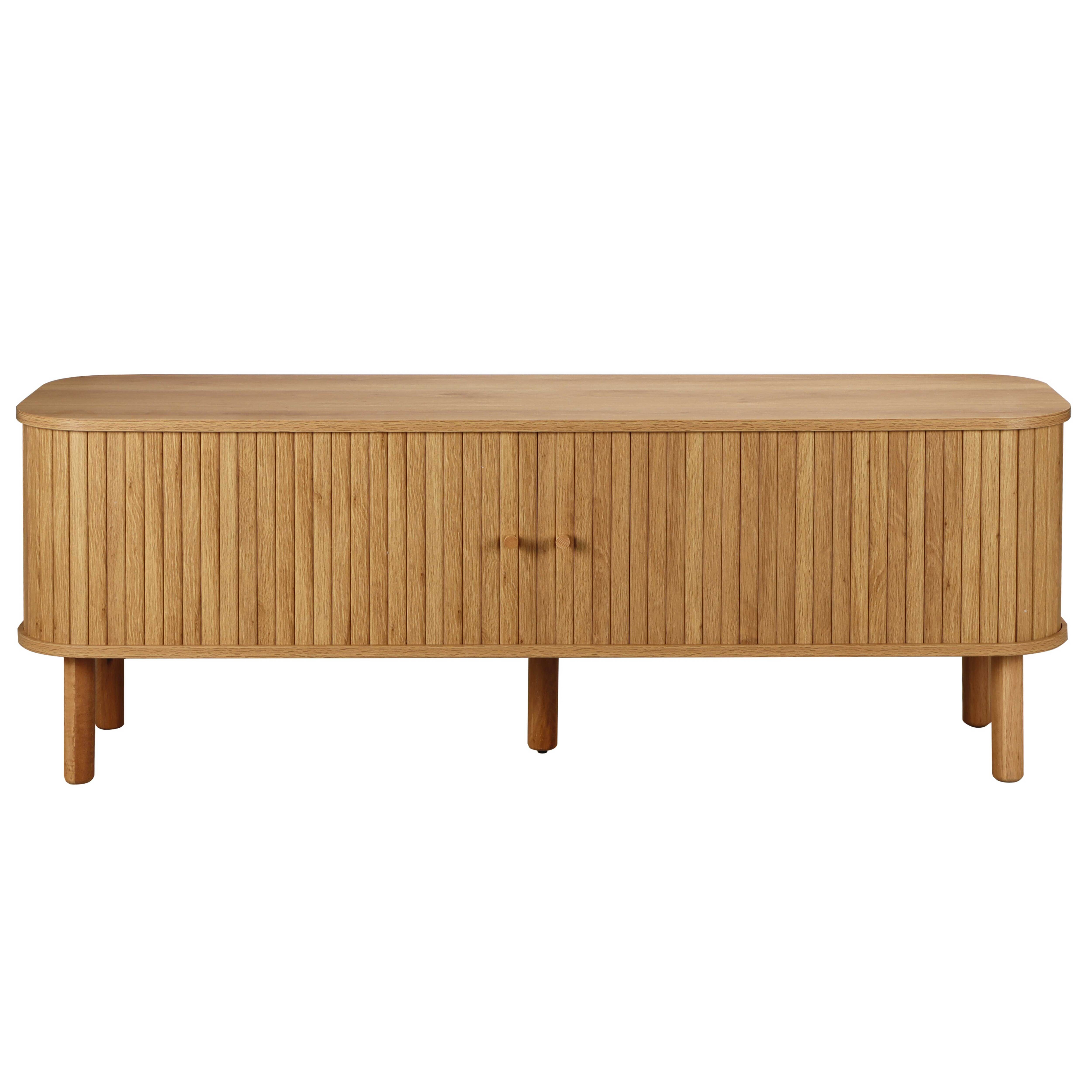 Ein Holzschrank mit vertikalen Rippen und einem runden Griff. Er hat vier Beine. Er steht auf weißem Grund.