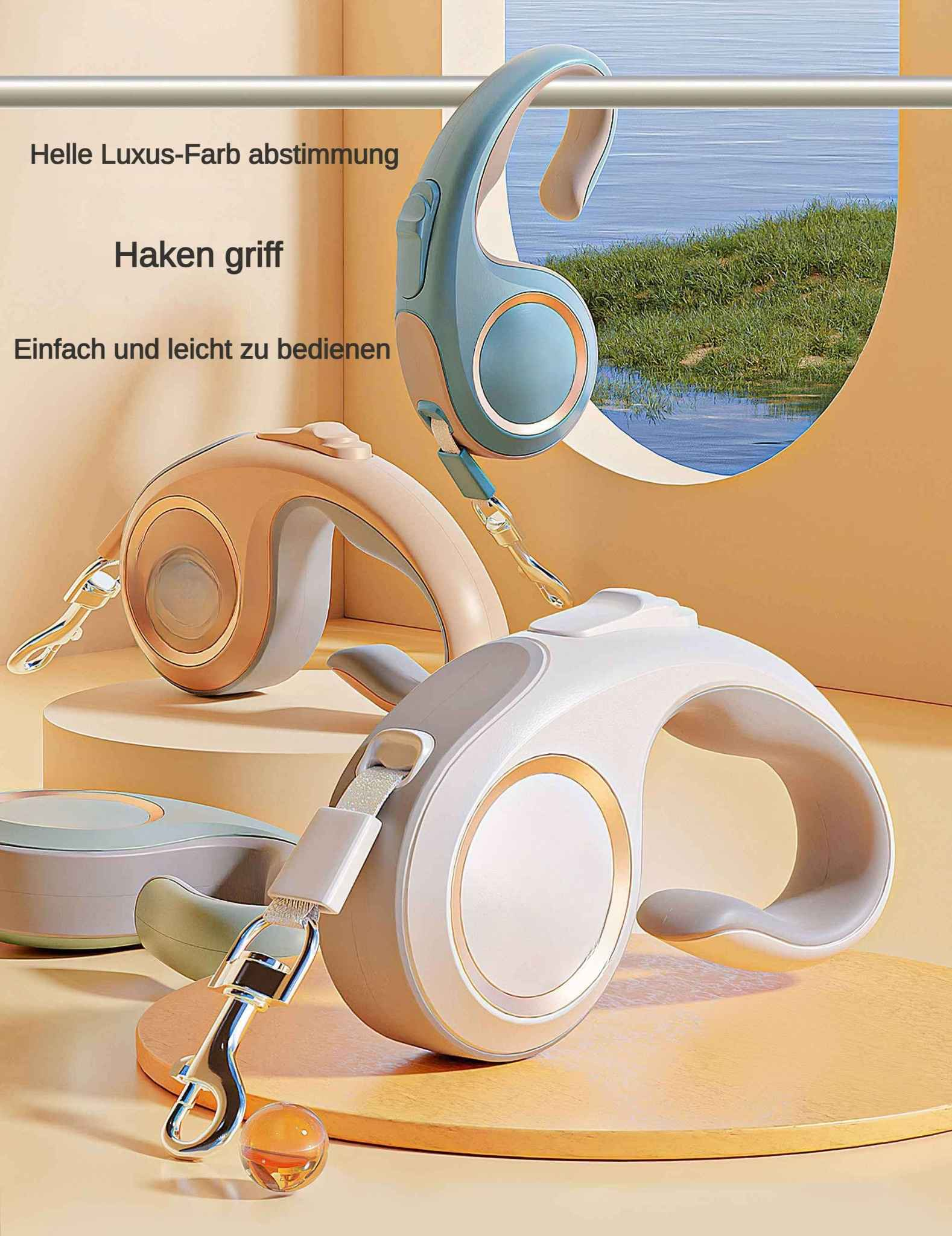 Drei einziehbare Hundeleinen in verschiedenen Farben, auf Holzplattformen vor einem Hintergrund aus Wasser und Gras.