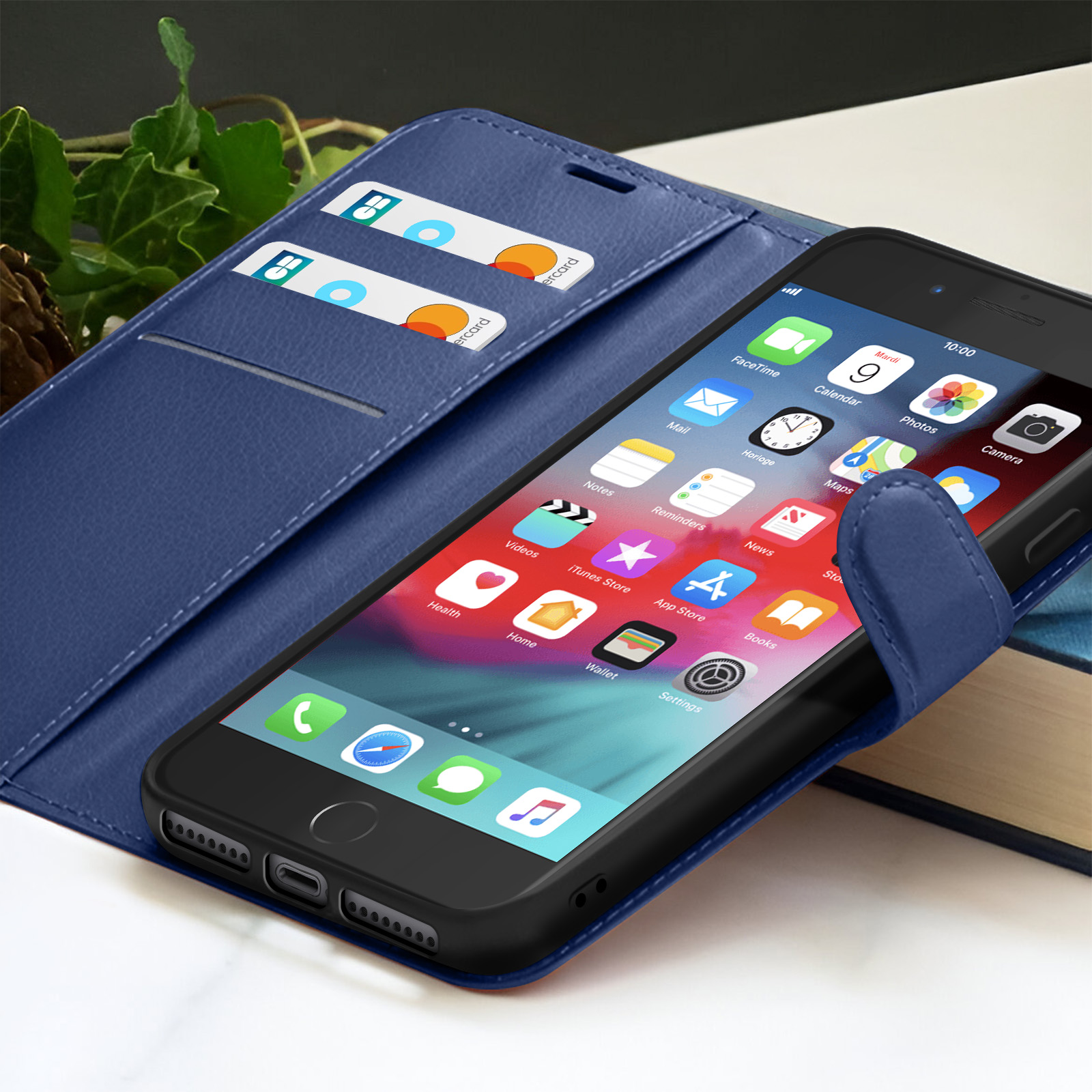 Een iPhone in een blauwe leren hoes. Het scherm toont app-iconen. Twee kaarten zijn zichtbaar in de hoes.
