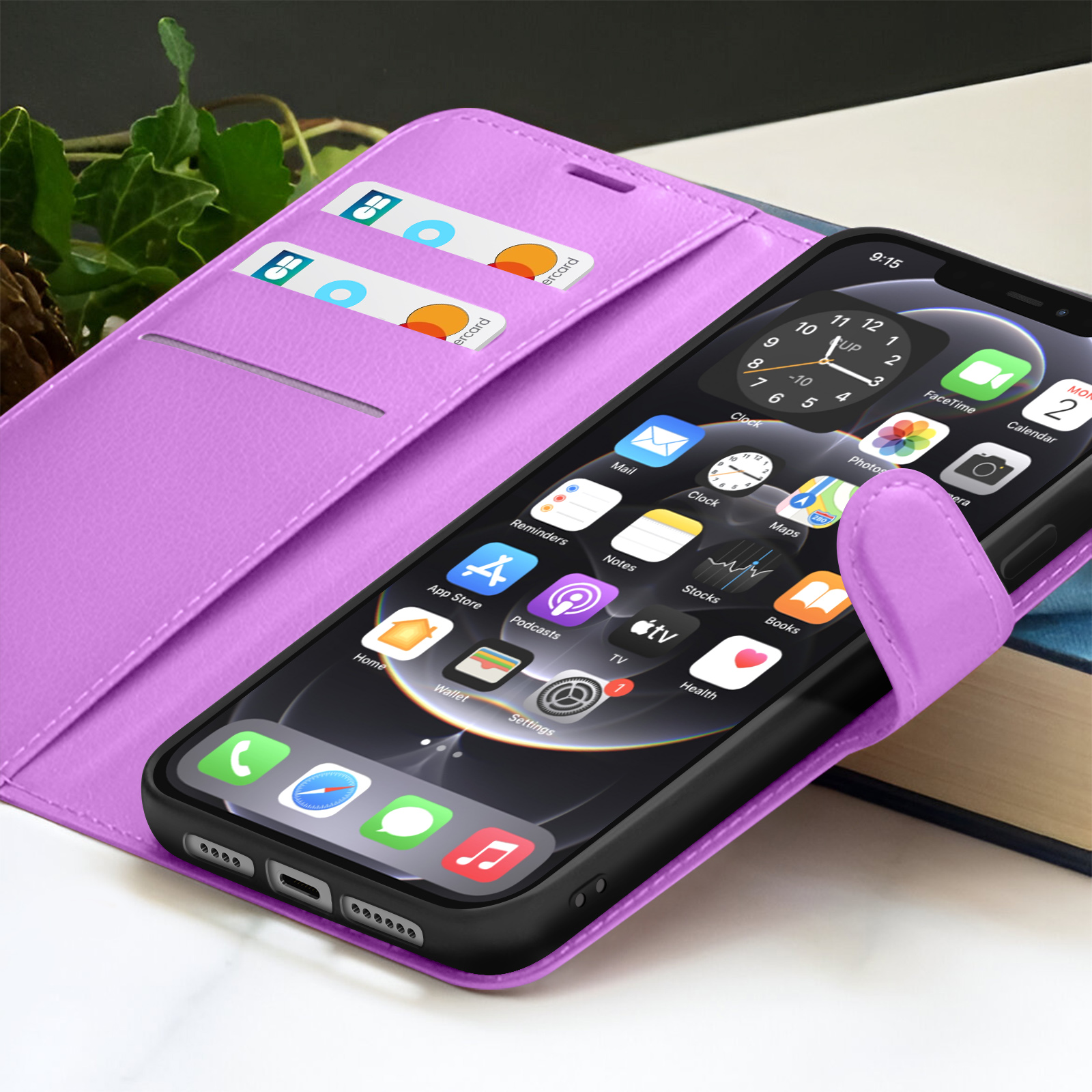 Een smartphone met een zwart scherm in een paarse hoes. Het scherm toont apps, tijd en kalender. Creditcards in de hoes.