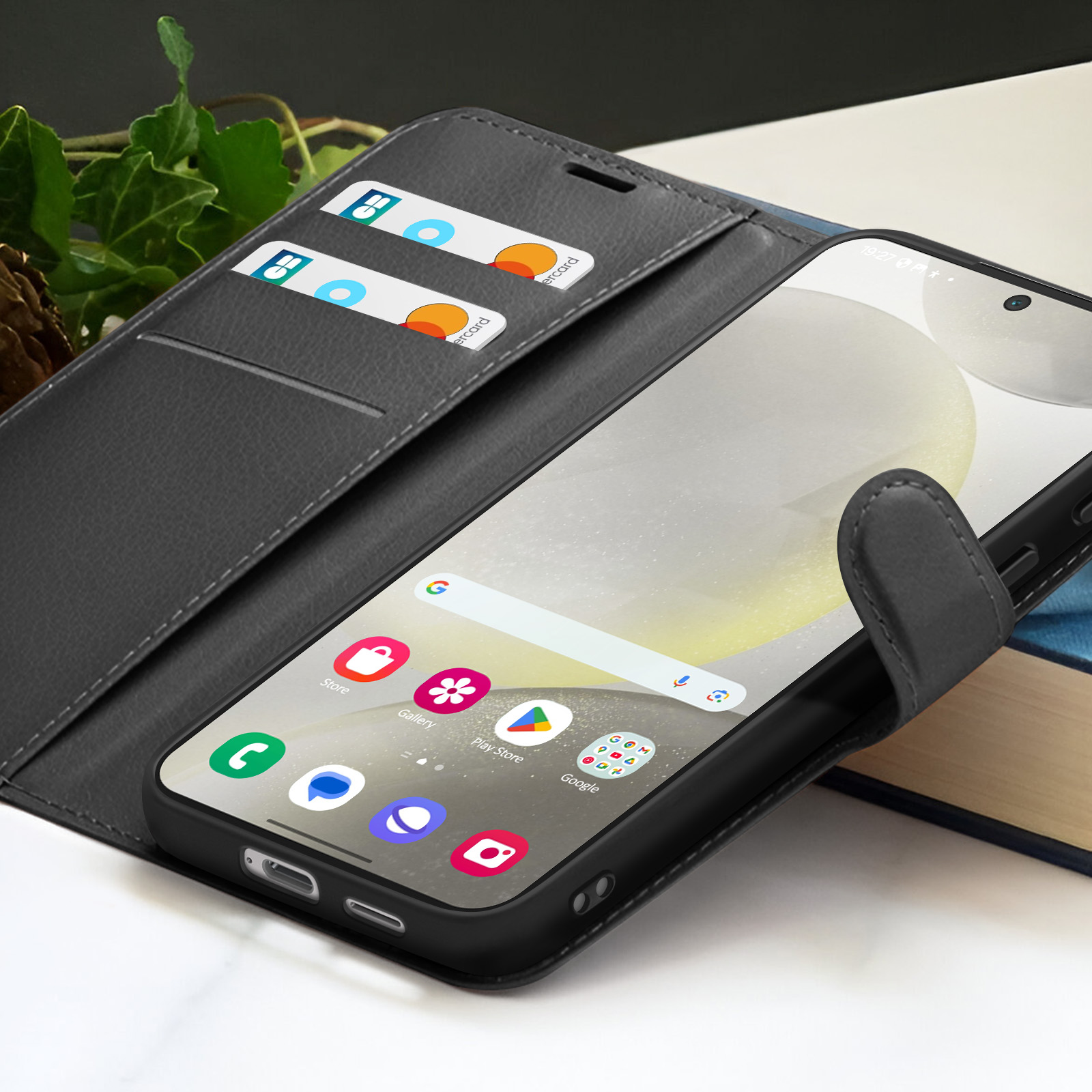Een zwarte telefoon in een grijze portemonnee toont het startscherm. Creditcards in de portemonnee.