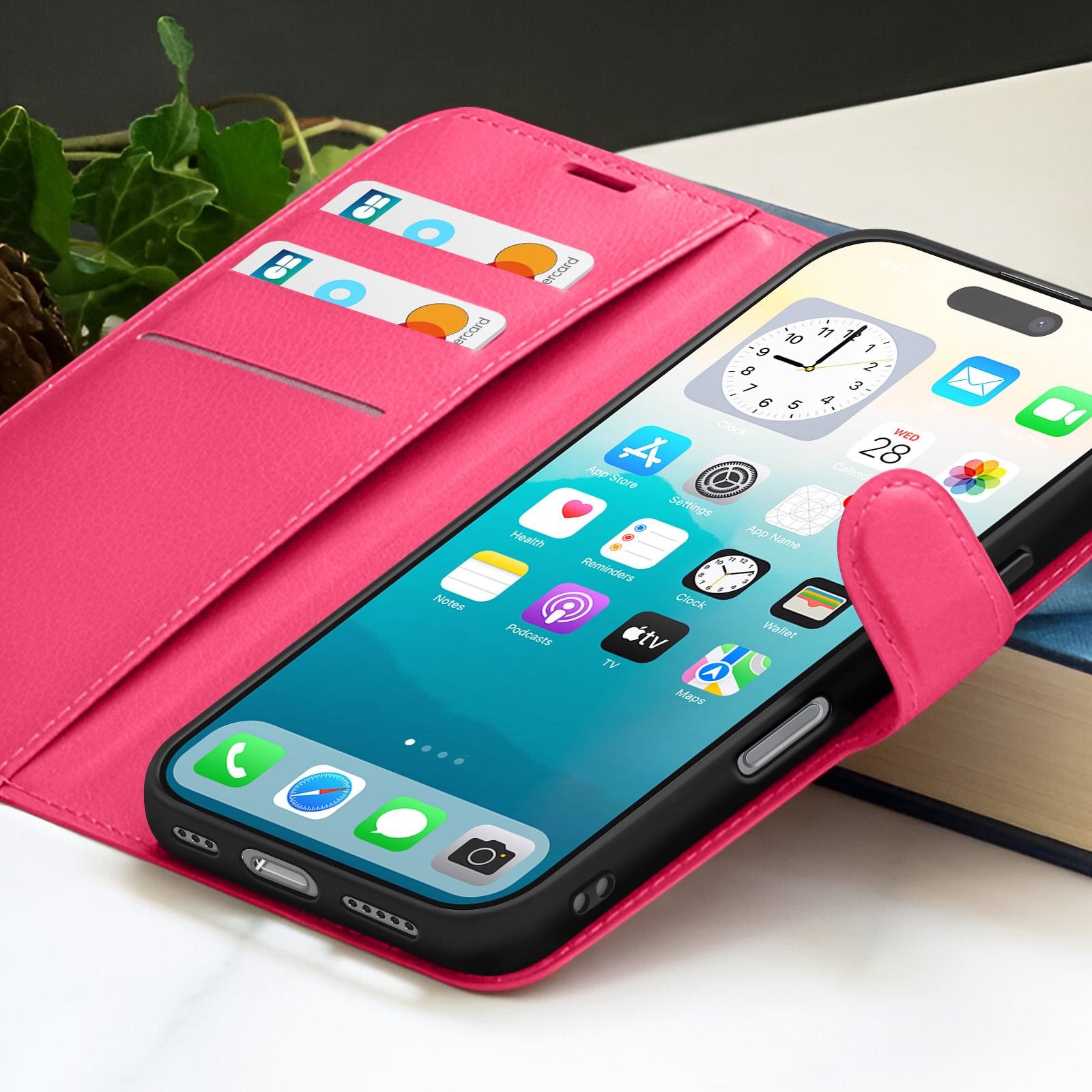 Een iPhone in een roze hoesje toont apps. Twee creditcards zitten in een gleuf. Een klok-app toont de tijd.