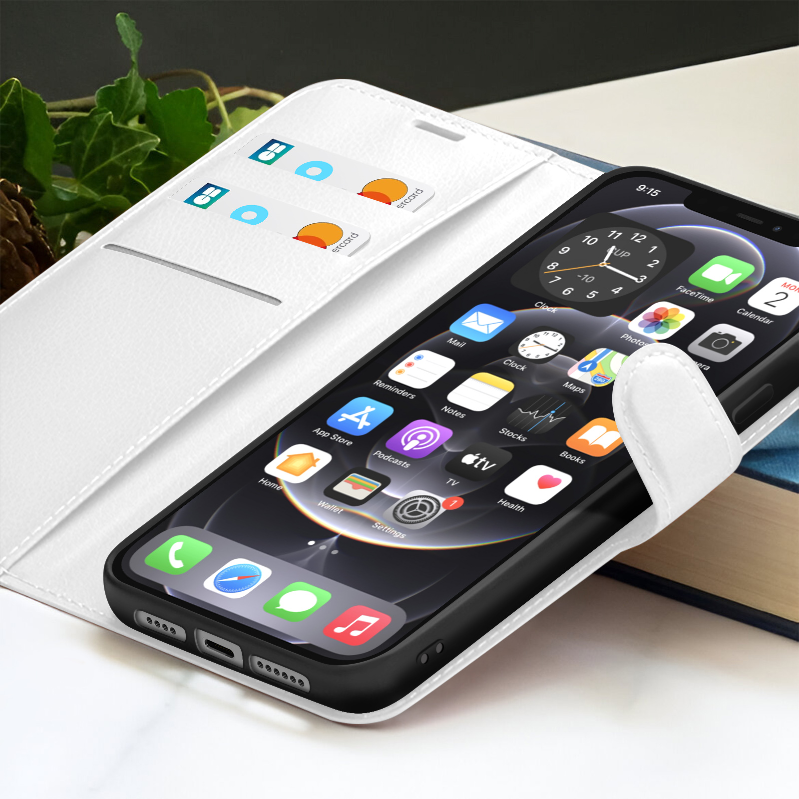 Un iPhone in una custodia bianca mostra le app. Uno slot per portafoglio contiene le carte. Il telefono mostra l'ora e il calendario.
