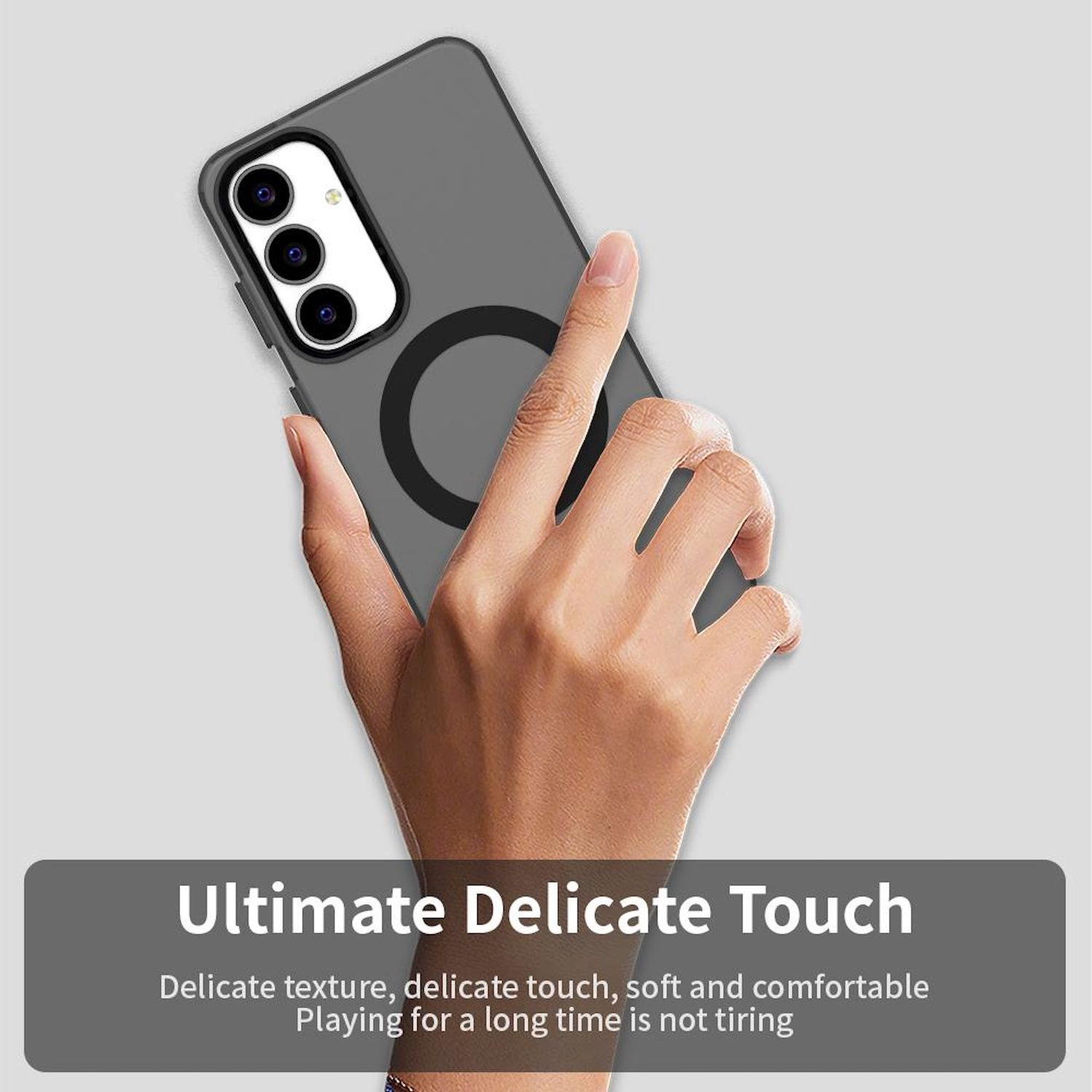 Eine Hand hält ein Telefon mit einer Hülle. Die Hülle hat einen schwarzen Ring und den Text „Ultimate Delicate Touch“.