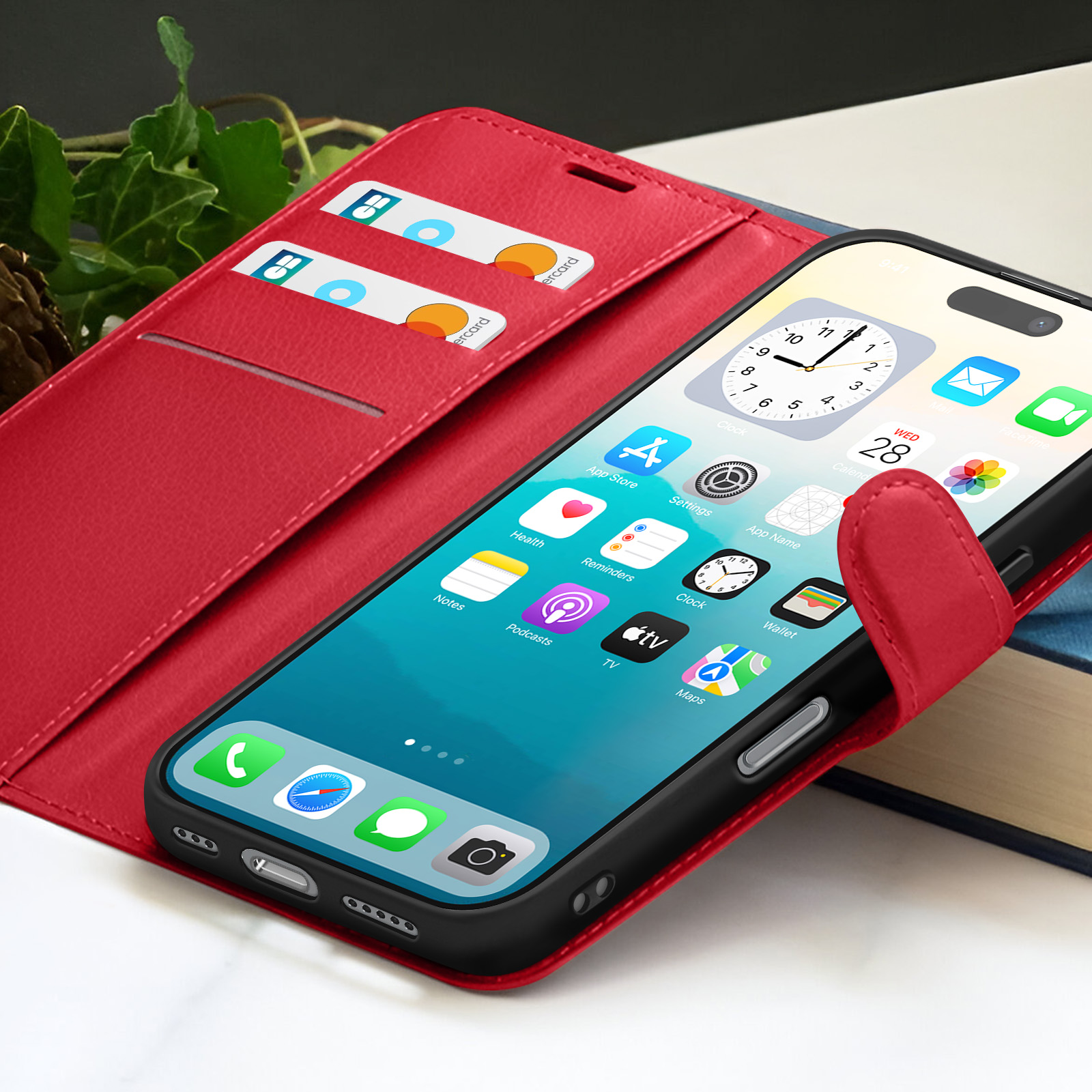 Een iPhone met apps in een rode hoes en twee creditcards in de sleuf van de hoes. De telefoon toont een klok en een kalender.
