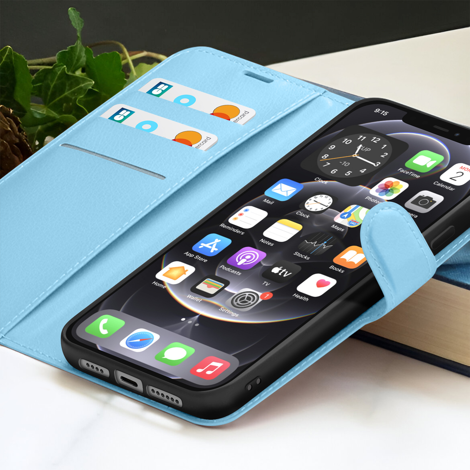 Un iPhone dans un étui bleu clair, avec des cartes de crédit dans le couvercle. L'écran affiche des applications et l'heure.