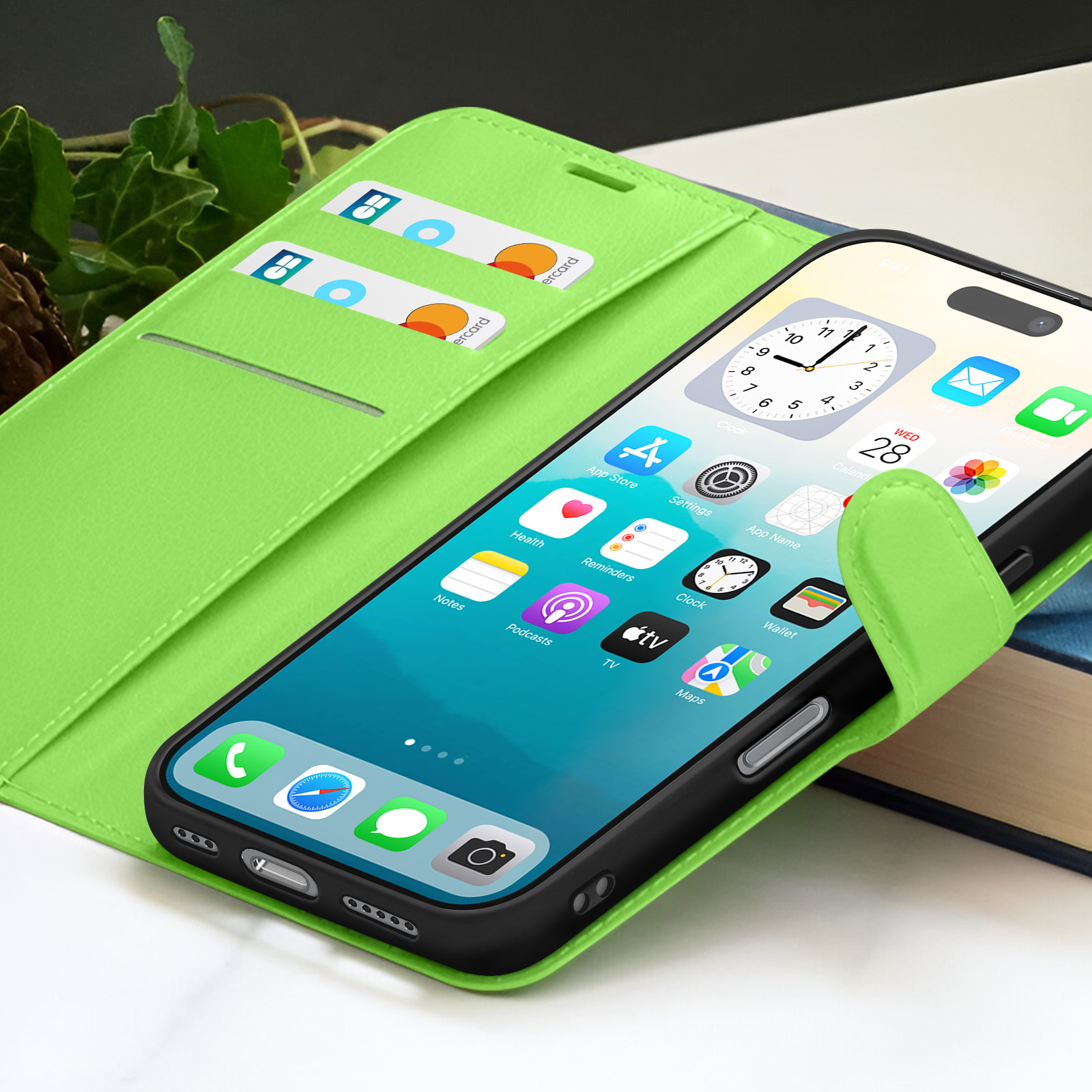Een iPhone in een groene hoes, met apps en een klok. Creditcards in een zak. Achtergrond is wazig.