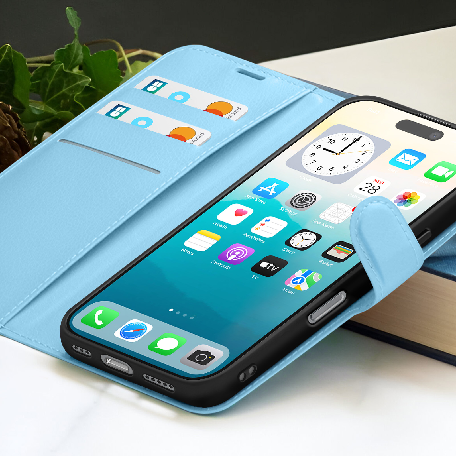 Een smartphone in een lichtblauwe portemonnee. Het scherm toont app-iconen en twee creditcards zijn zichtbaar in de case.