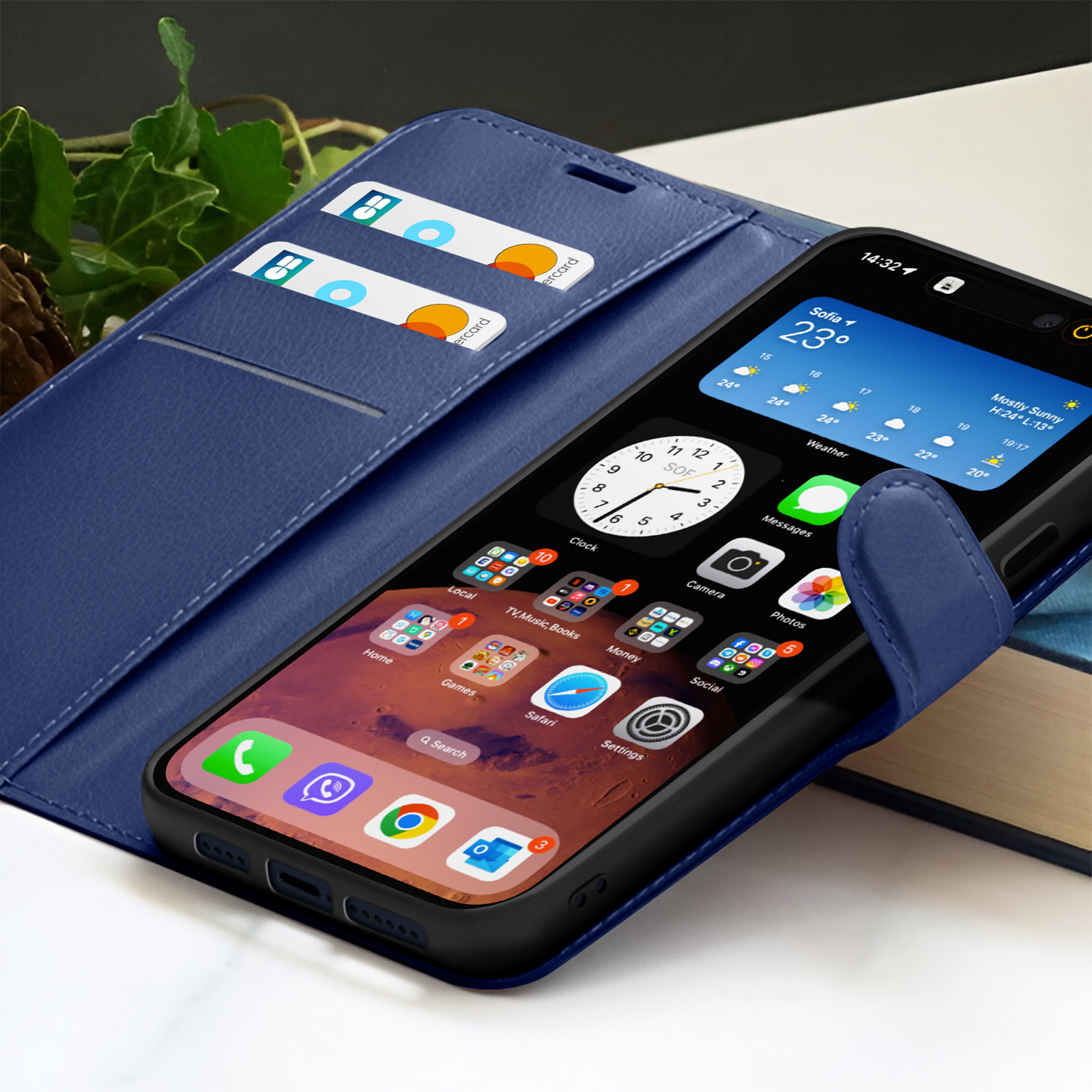 Un smartphone affiche l'heure et la météo, dans un étui bleu avec des cartes. Un livre est en arrière-plan.