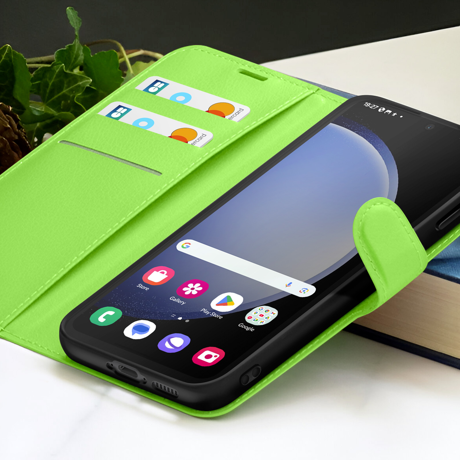 Un smartphone dans un étui vert. Des cartes de crédit sont dans l'étui. Le téléphone affiche des icônes d'applications.