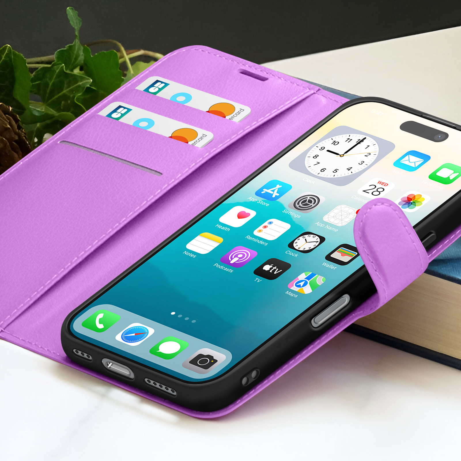 Un smartphone avec des applications dans un étui portefeuille violet avec des cartes de crédit. Une horloge et un calendrier.